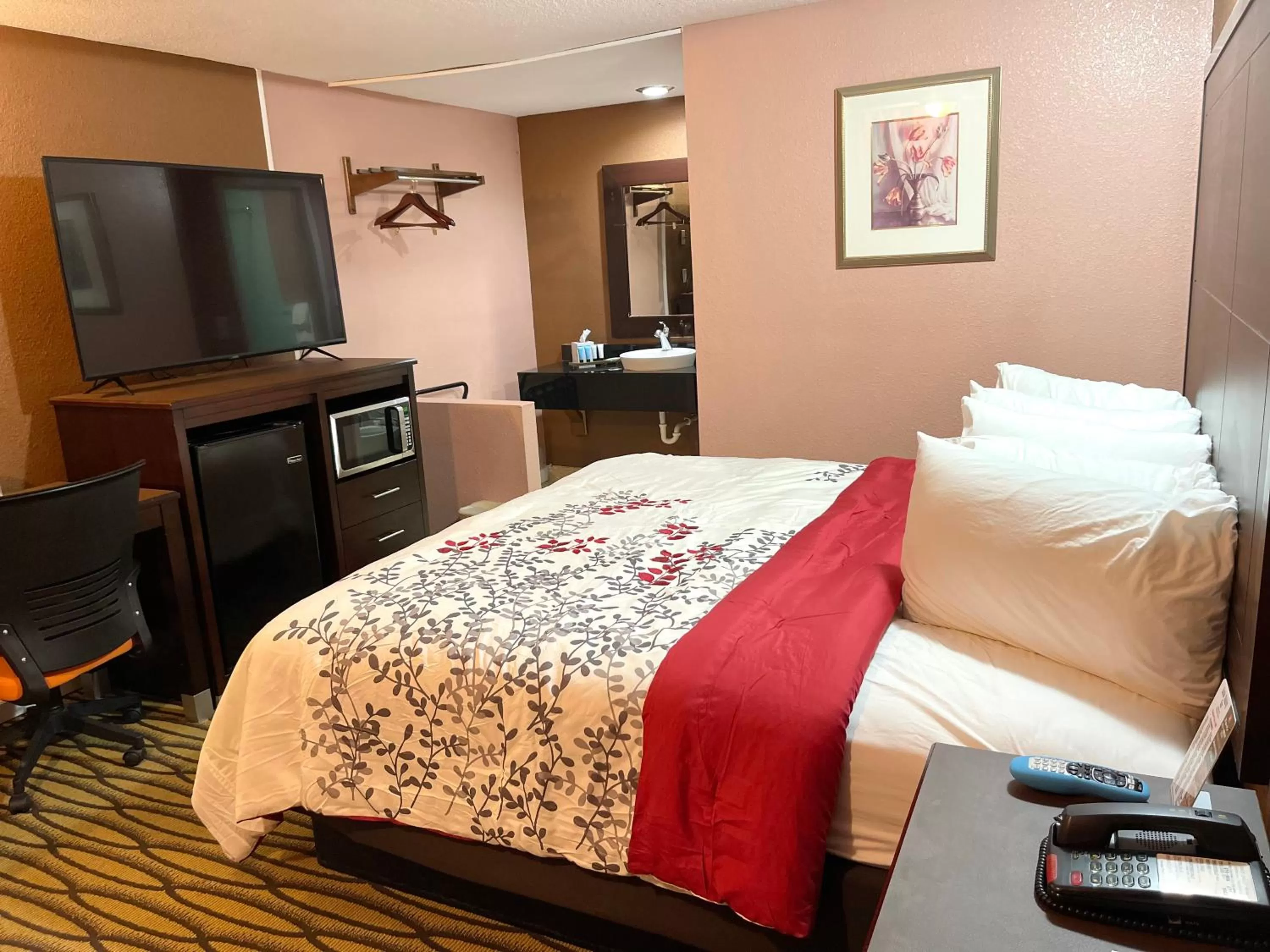 Bed in Annie Oakley Motel Oakley