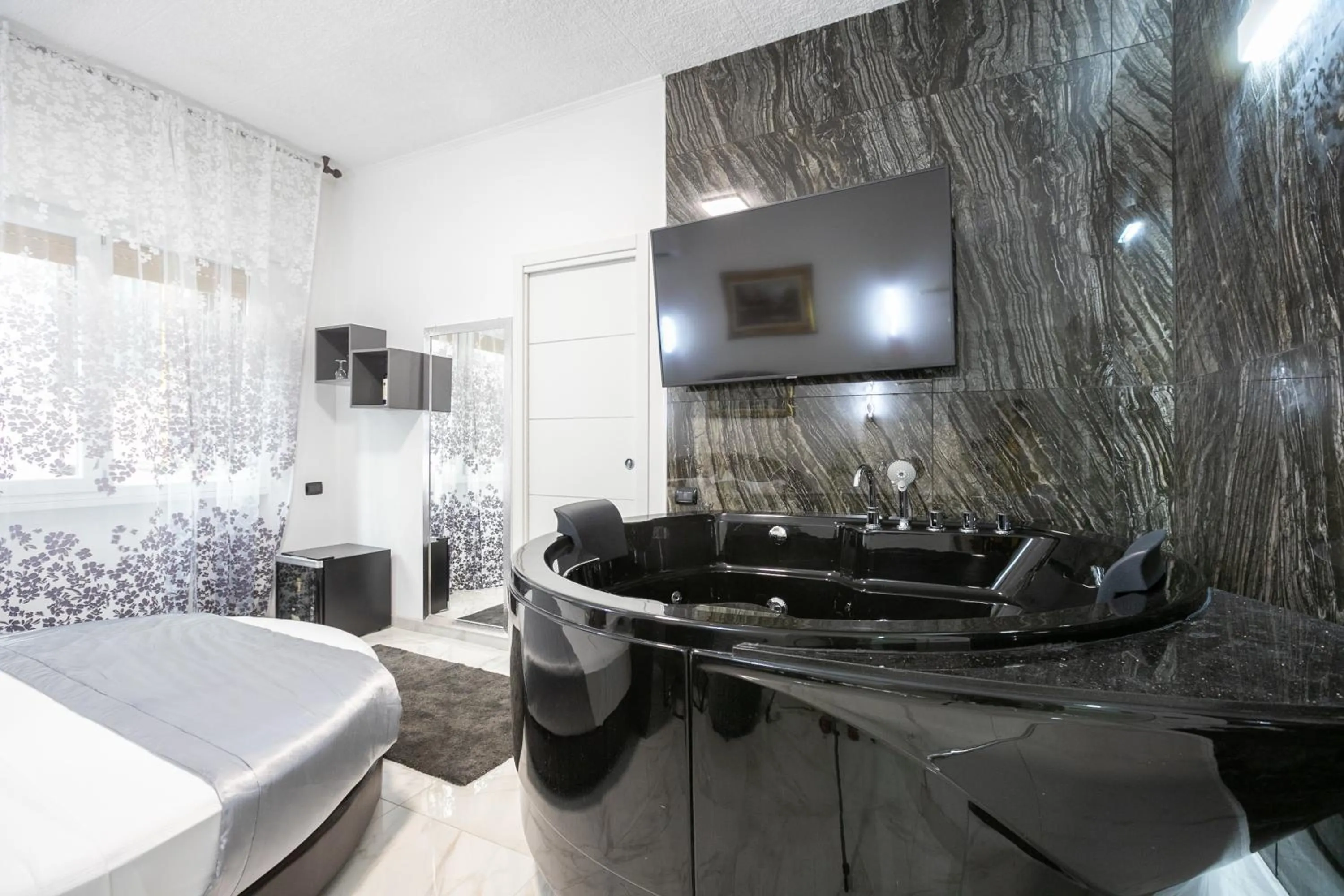 Hot Tub in Gregorio VII Luxury Suites San Damaso