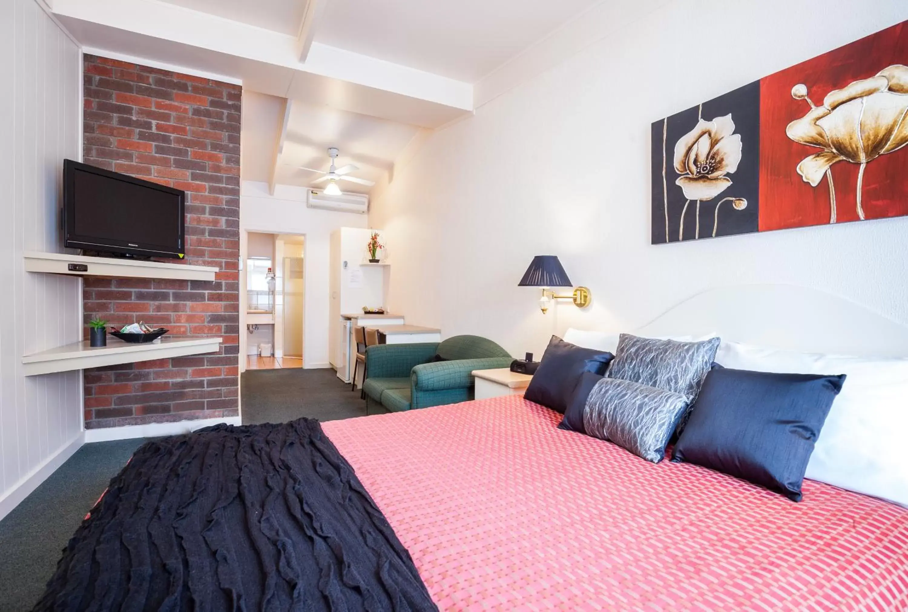 Deluxe Queen Room in Mid City Motel Deluxe Queen Room in Mid City Motel