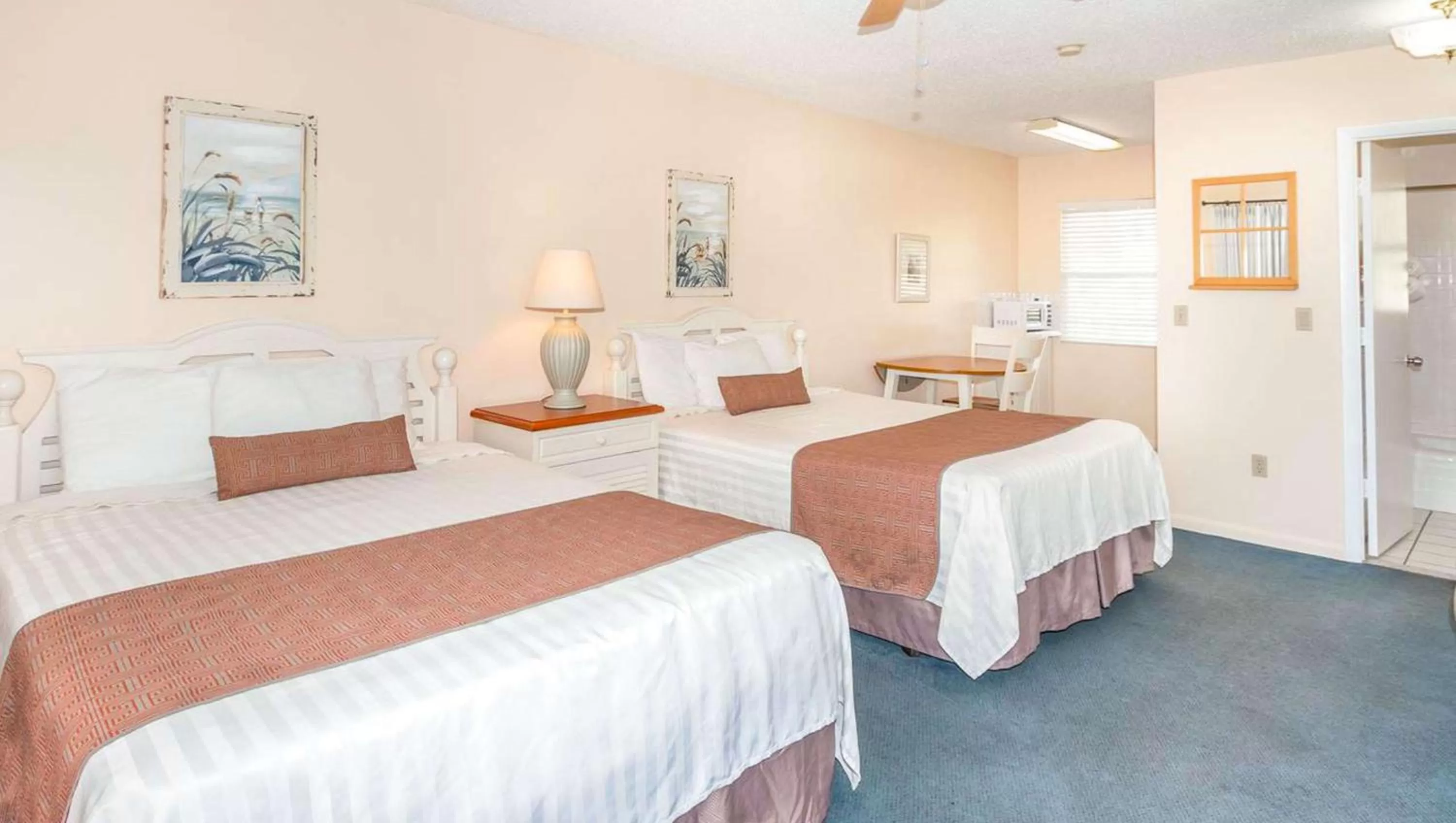 Photo of the whole room, Bed in Belleair Beach Resort Motel