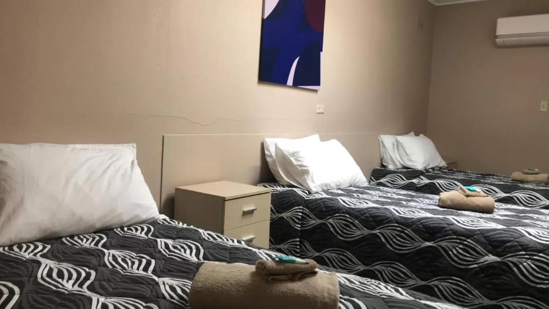 Bed in Aquatic Motor Inn