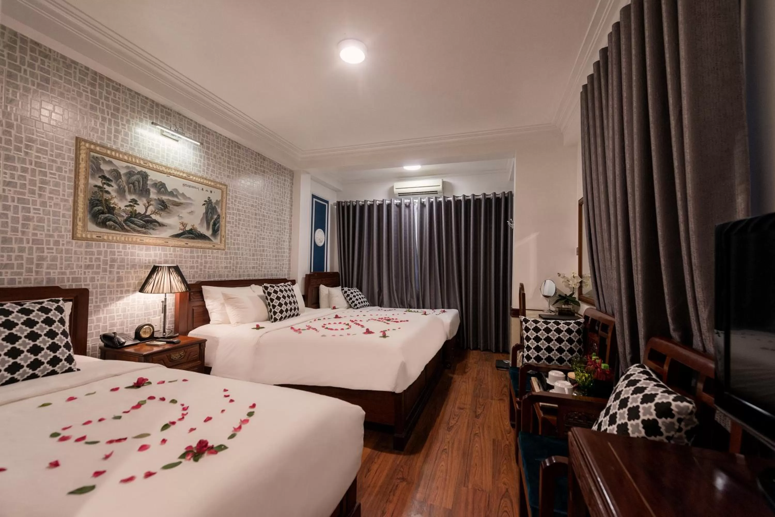 Bedroom, Bed in Prince II Hotel