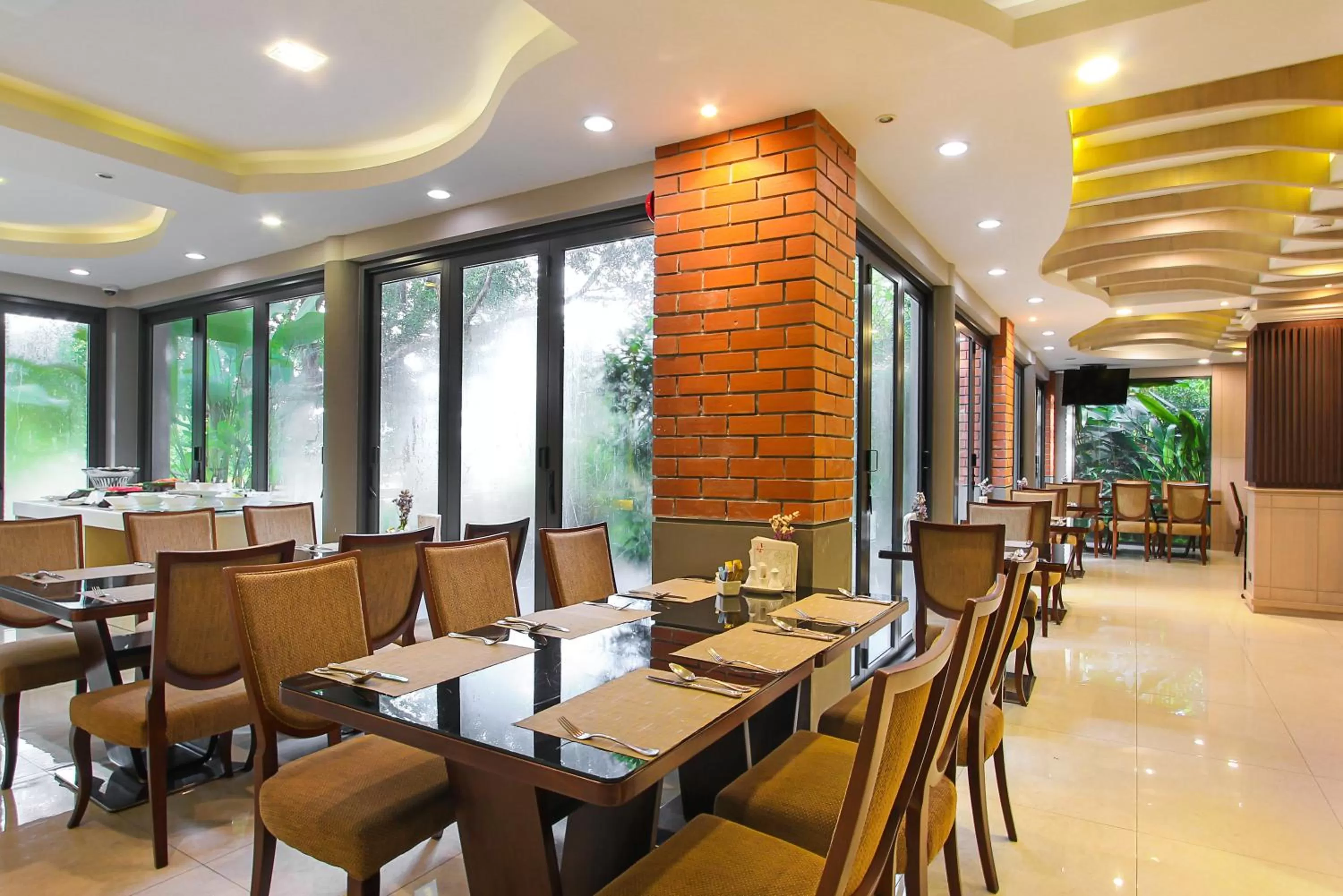 Restaurant/places to eat in Rimnaam Klangchan Hotel - SHA Plus