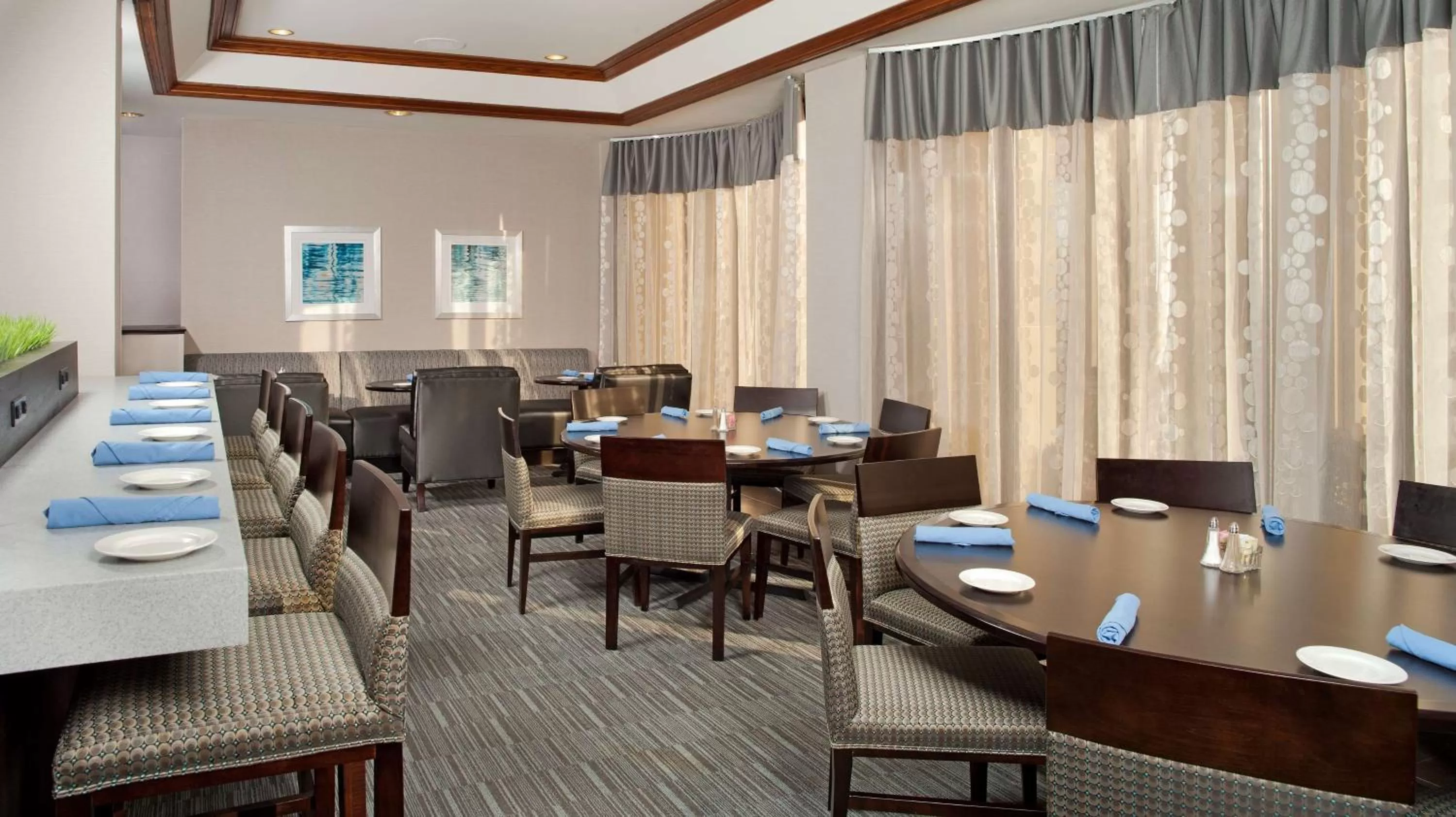 Restaurant/places to eat in DoubleTree by Hilton Hotel Chicago Wood Dale - Elk Grove
