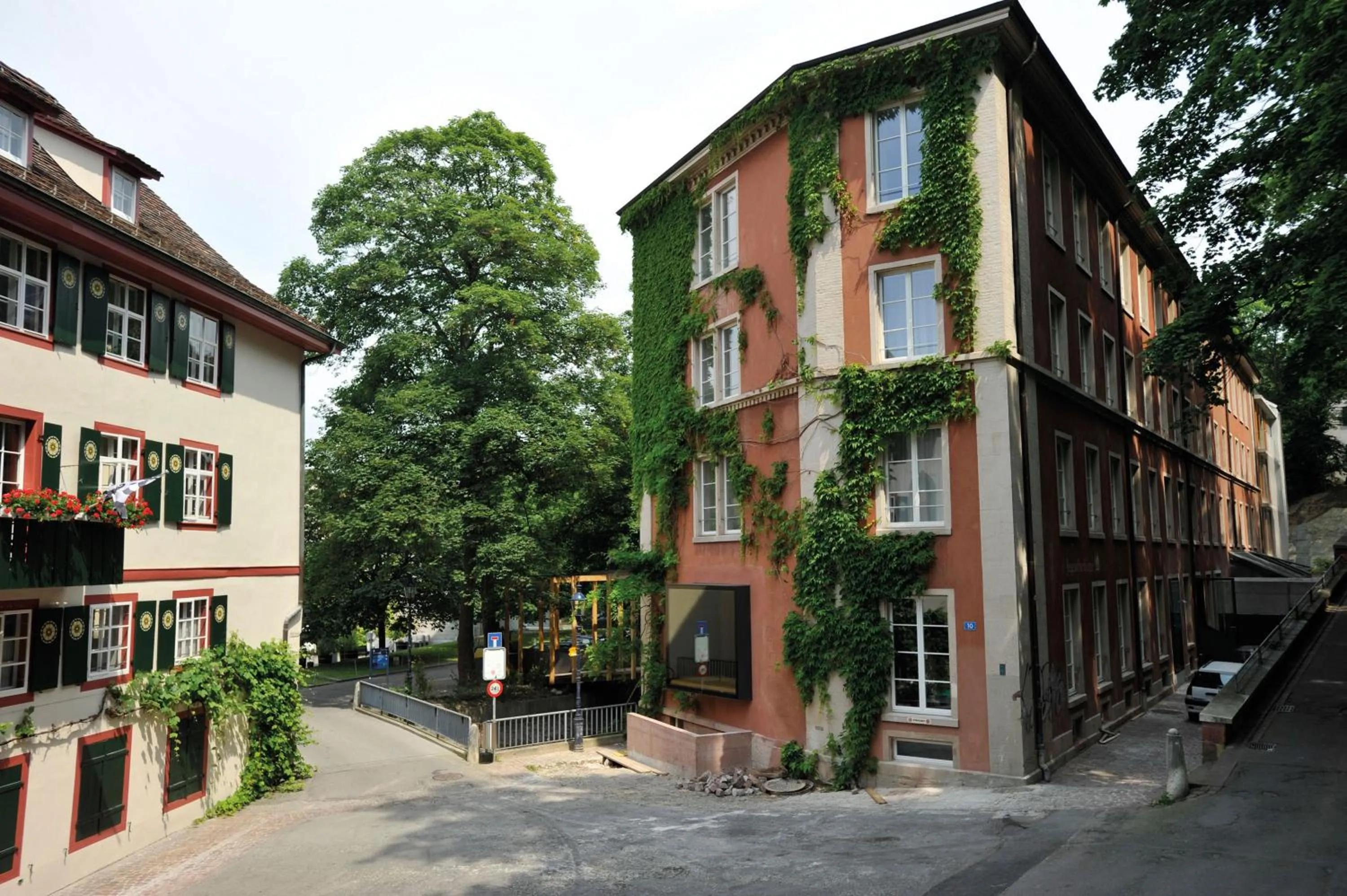 Facade/entrance in Basel Youth Hostel