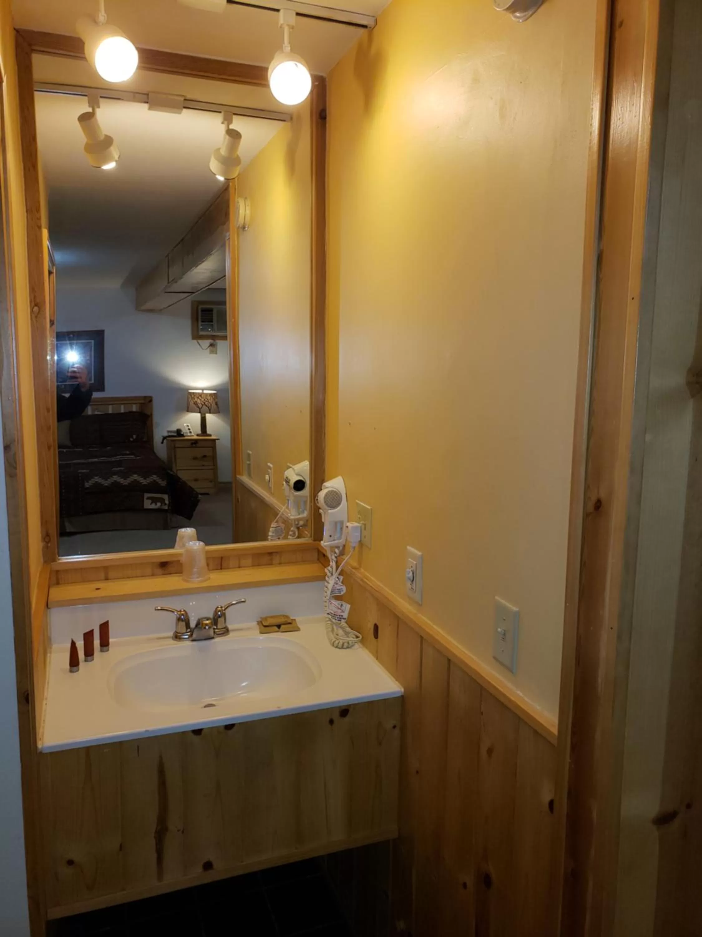 Bathroom in Willard Munger Inn