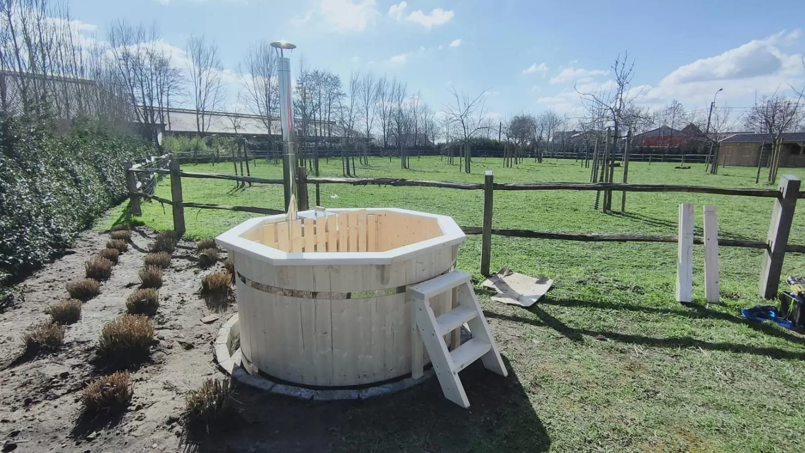Logie Marie with hottub in the garden