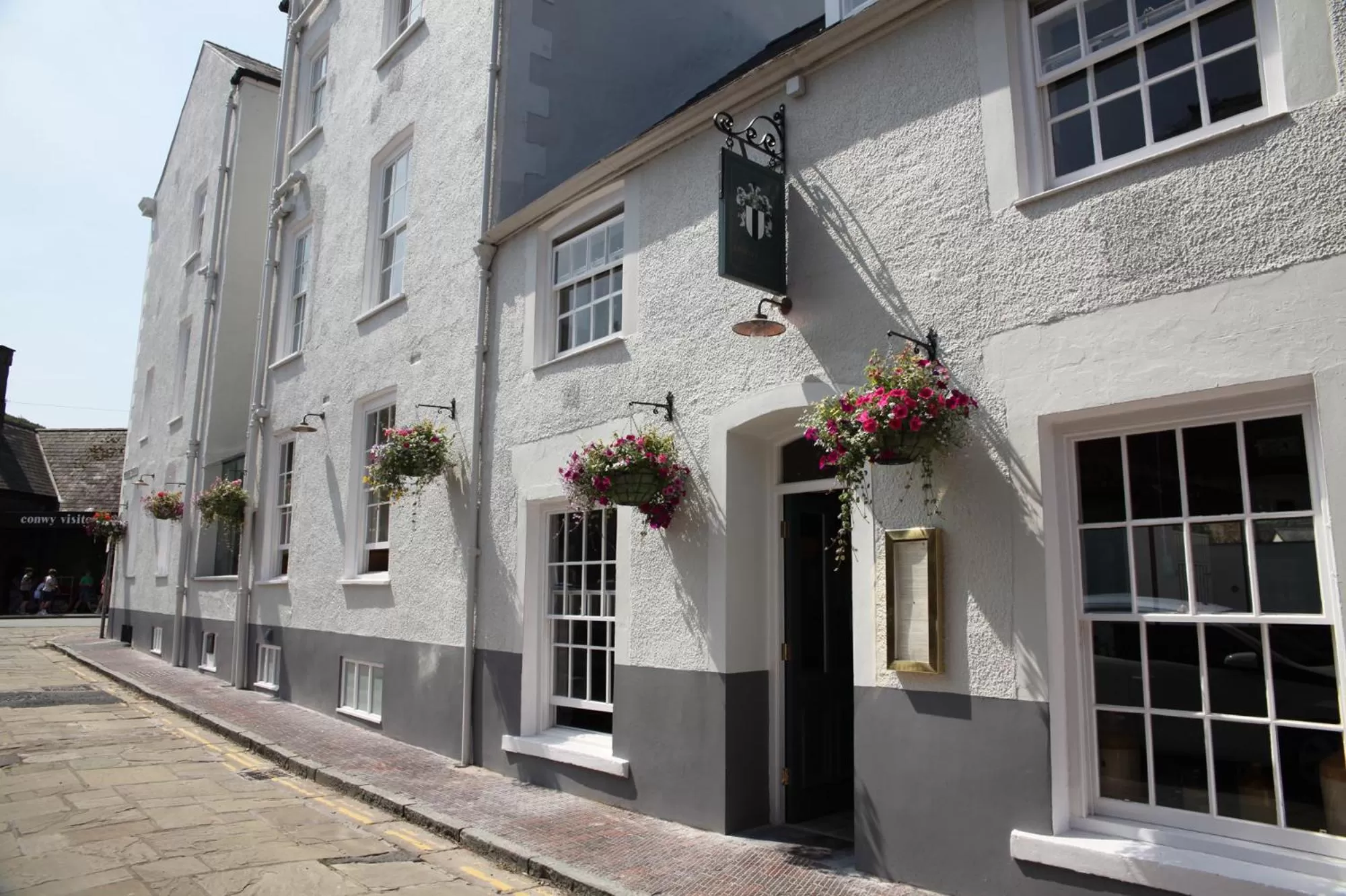 Facade/entrance in The Erskine Arms