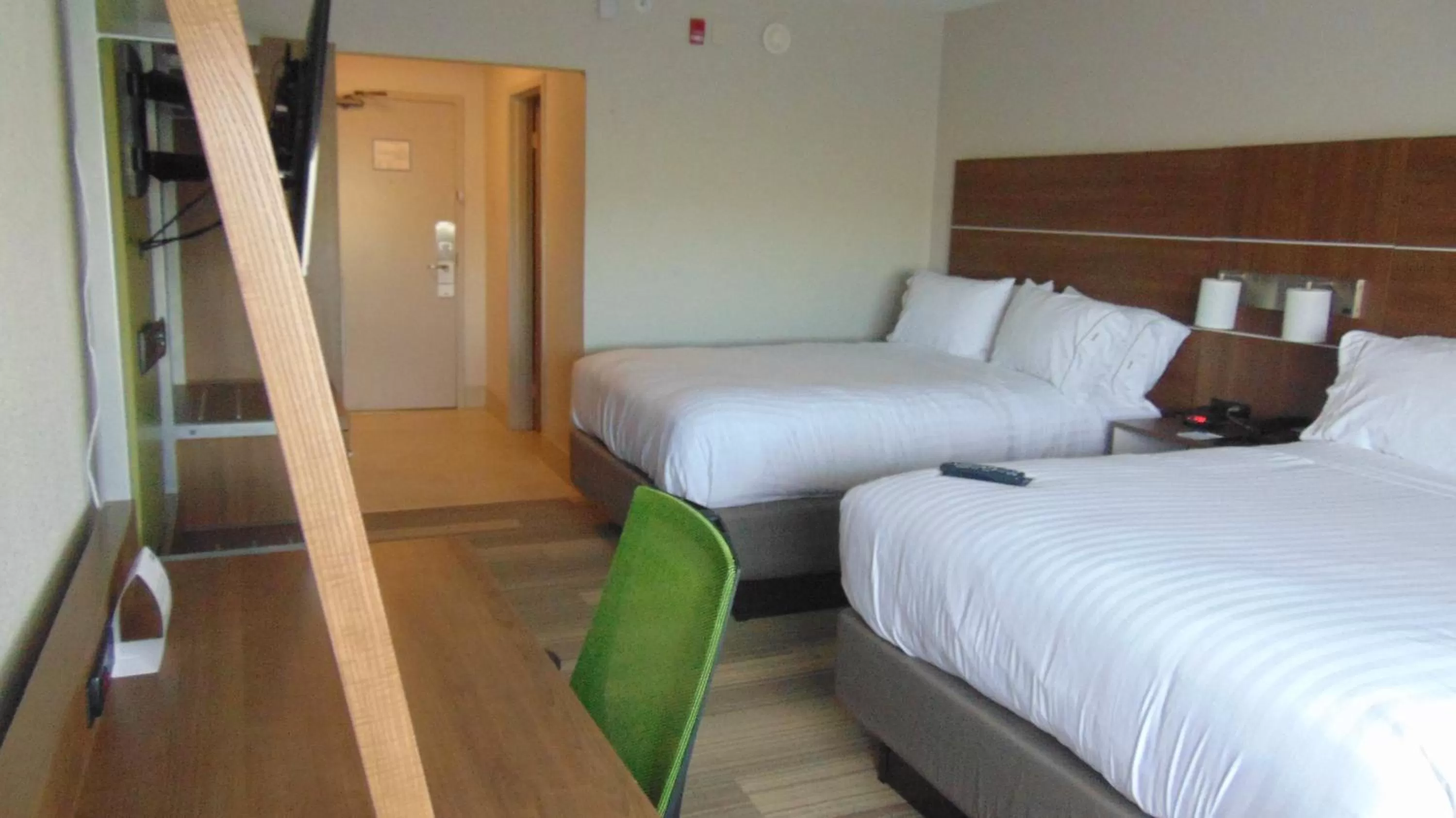 Photo of the whole room, Bed in Holiday Inn Express & Suites Wapakoneta by IHG