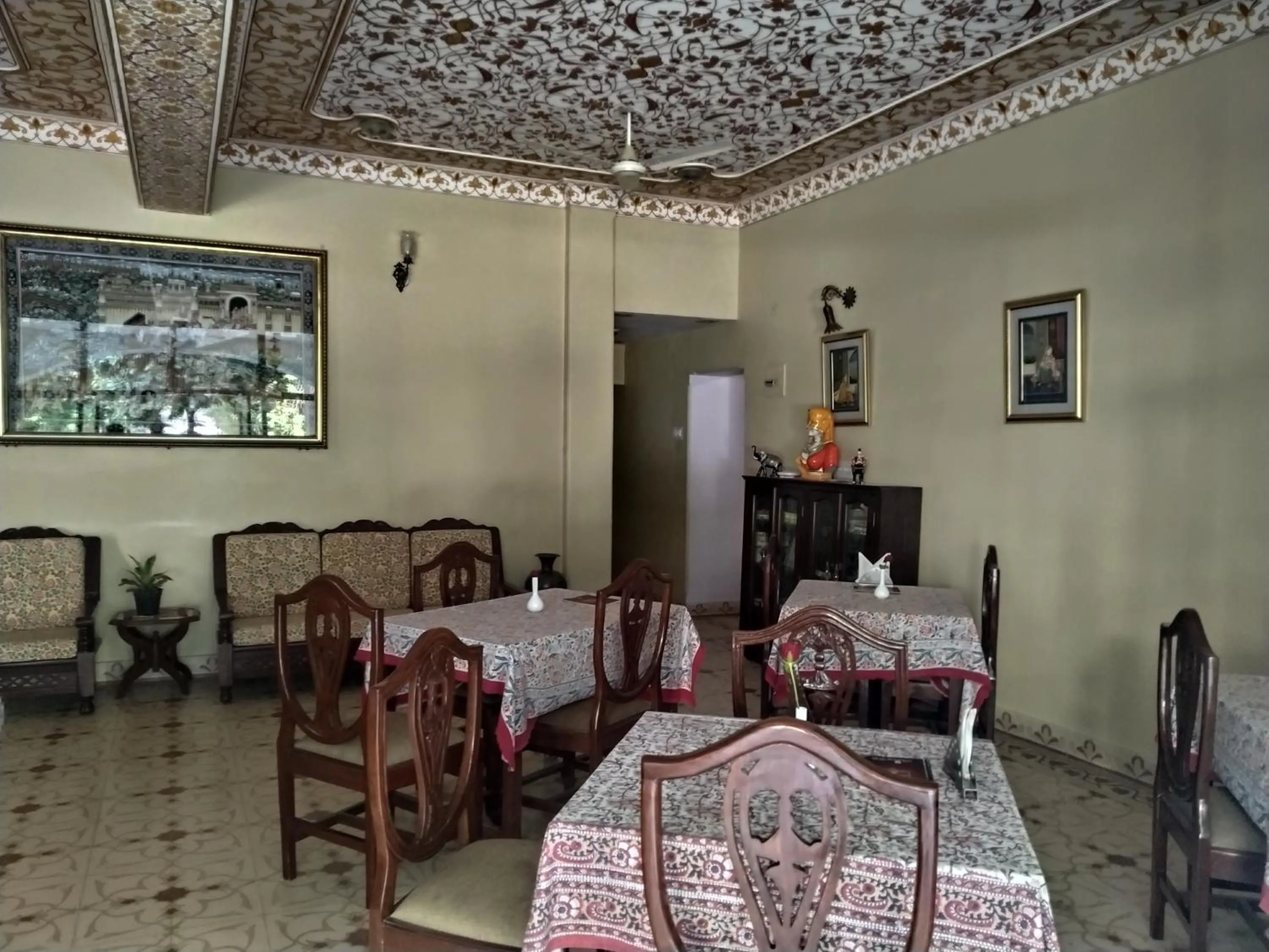 Restaurant/places to eat in Anuraag Villa