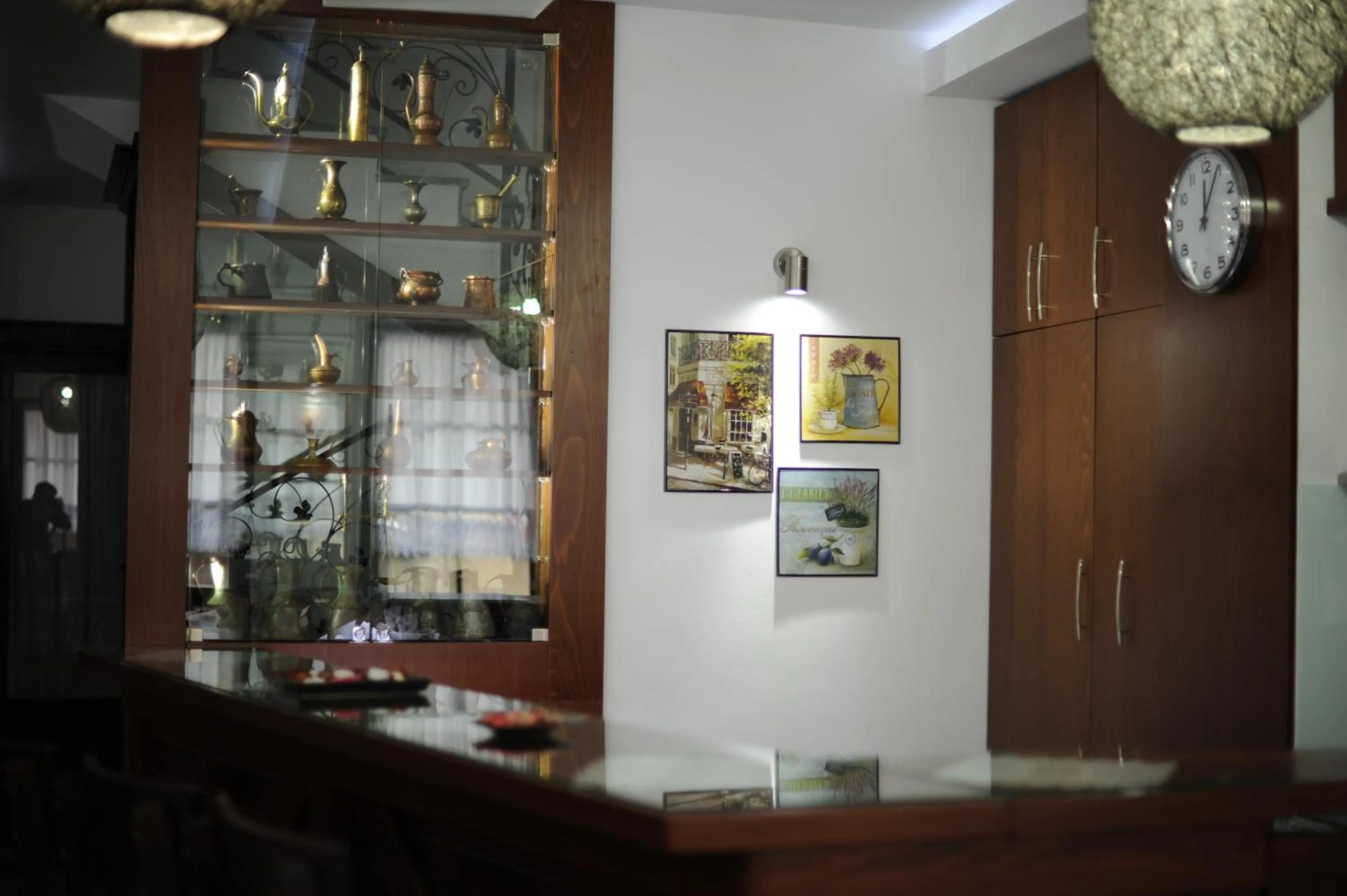 Restaurant/places to eat in Hotel Theatre