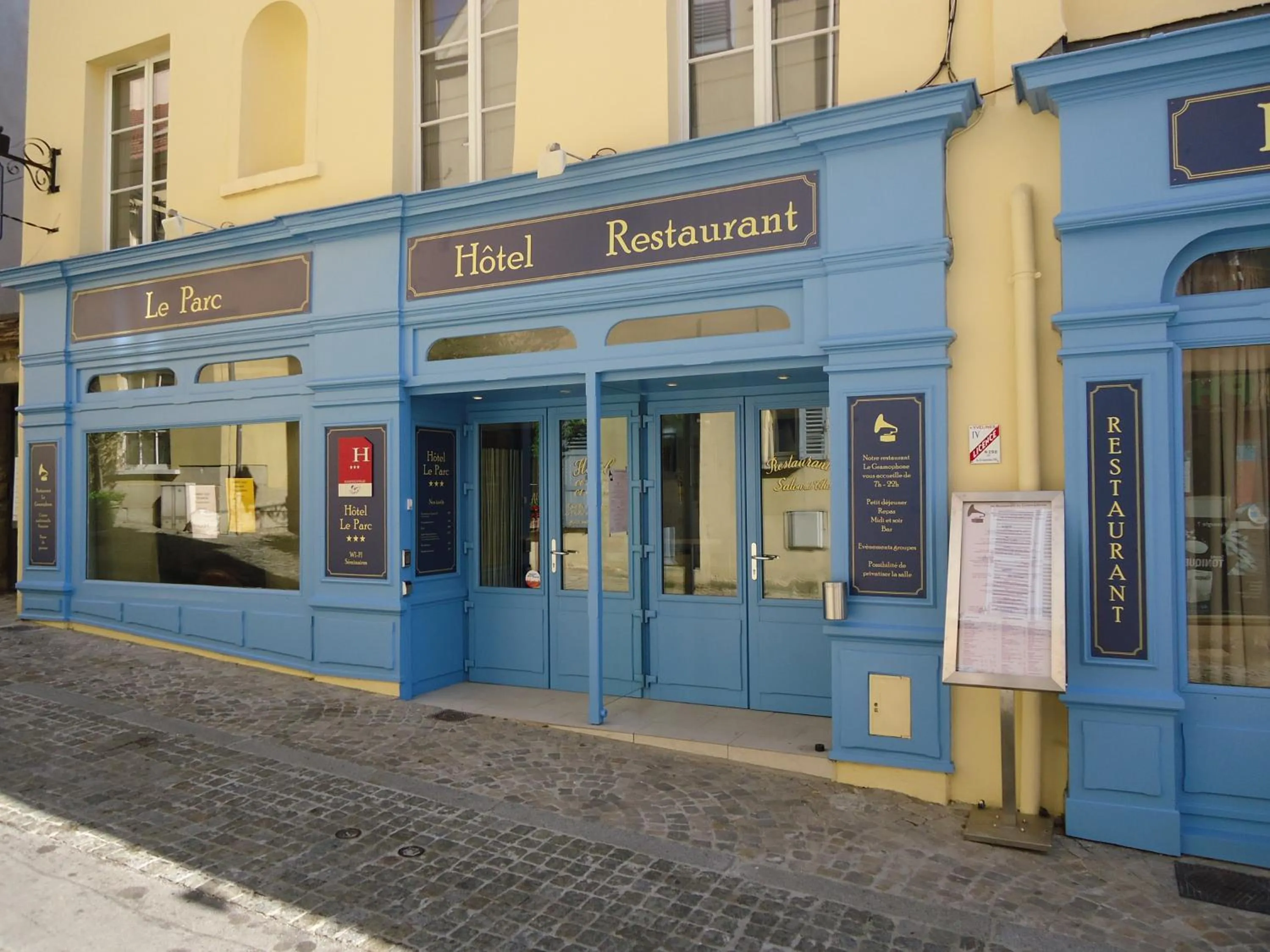 Facade/entrance in Hôtel Le Parc