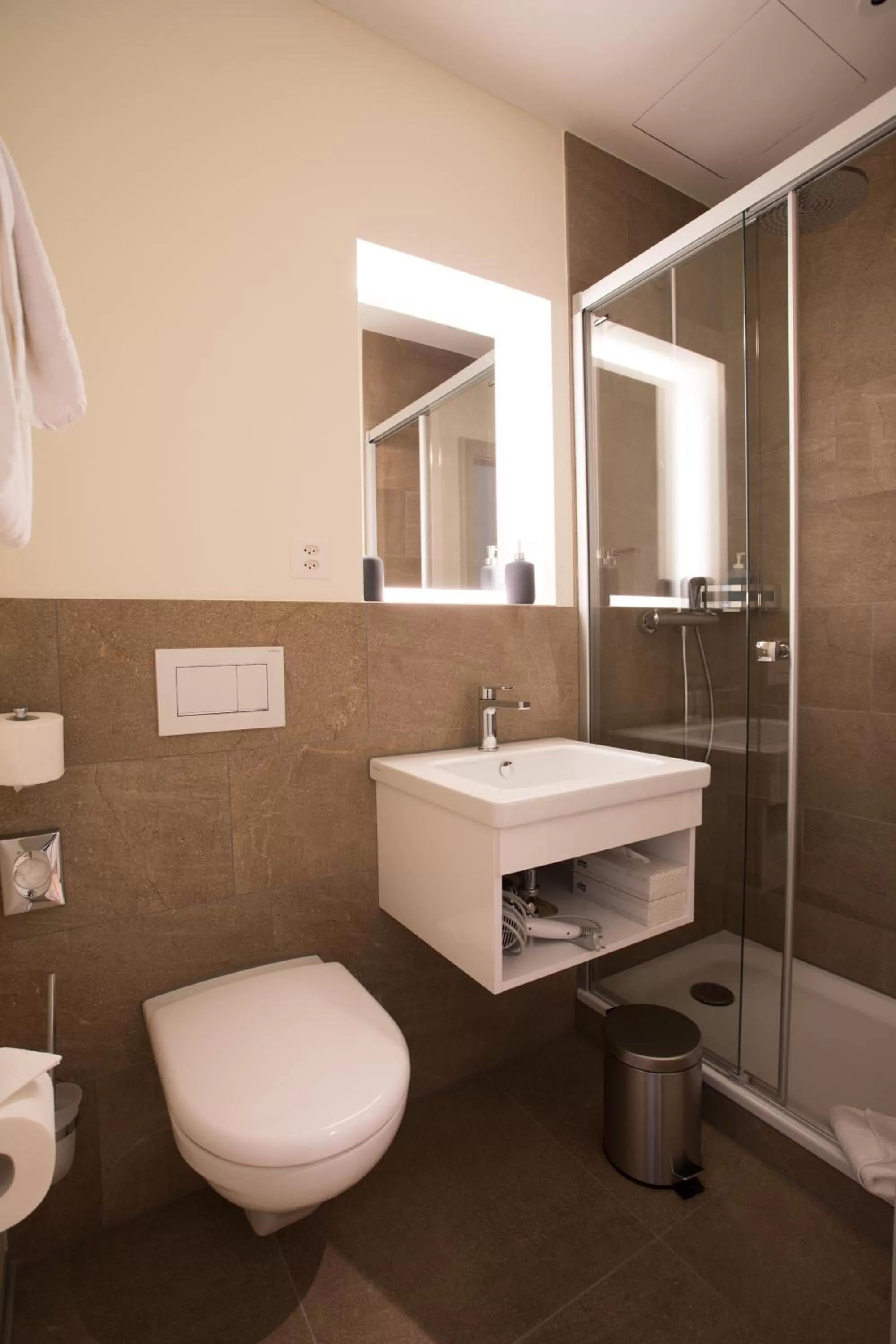 Toilet in Kreuz Bern Modern City Hotel