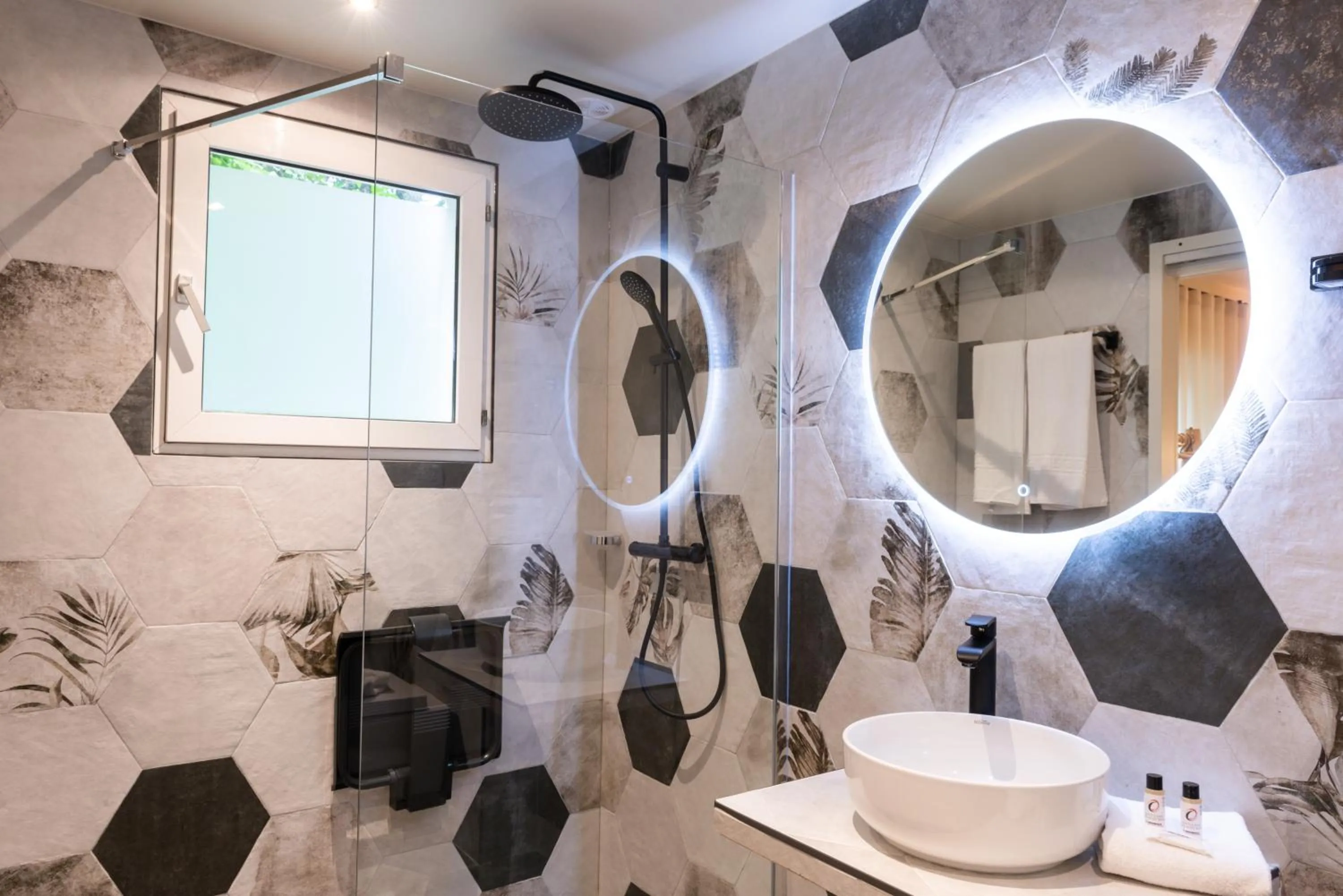 Bathroom in The Originals Boutique, Parc Hôtel, Orléans Sud