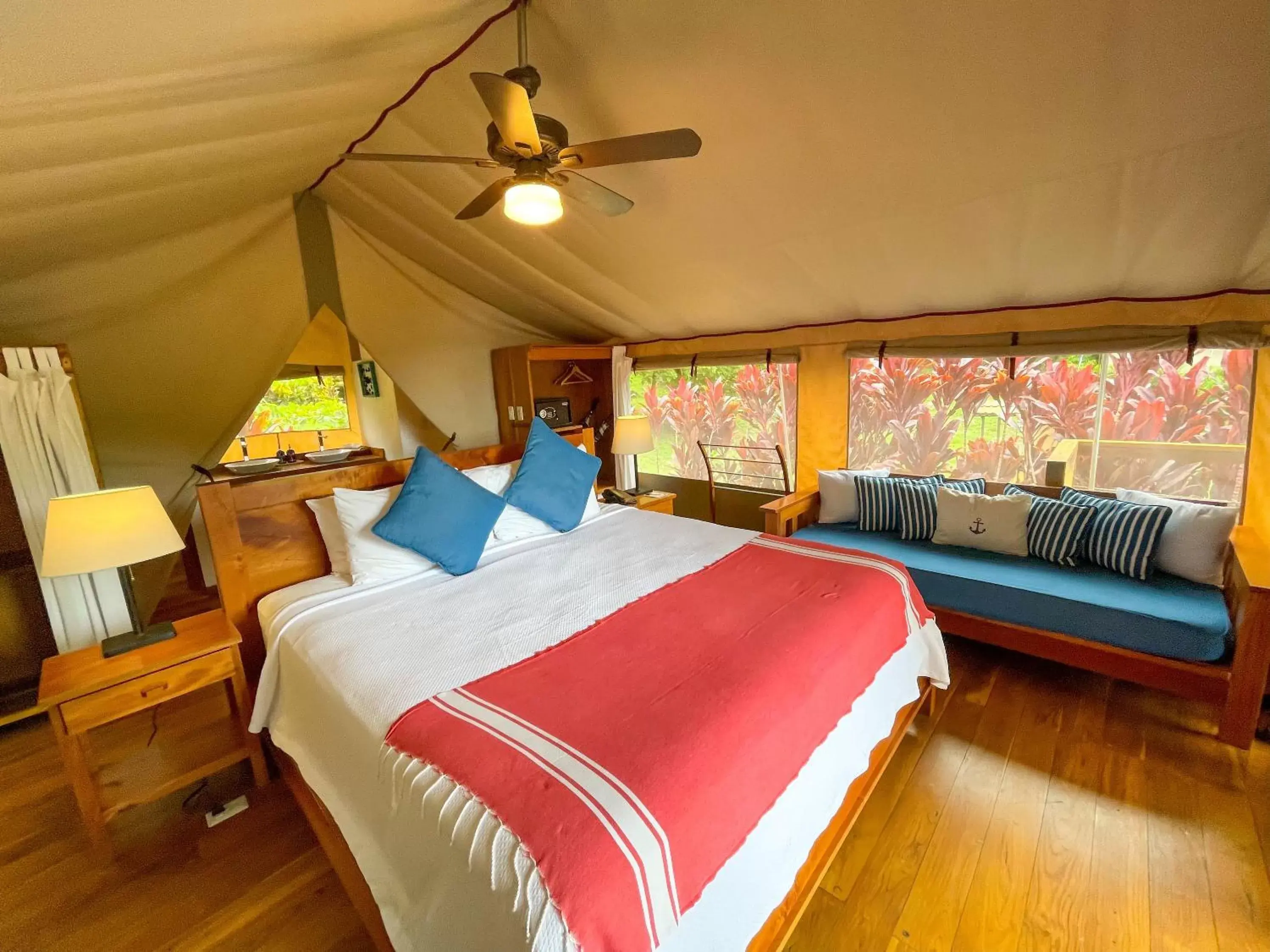 Isla Chiquita Glamping Hotel Isla Chiquita Glamping Hotel
