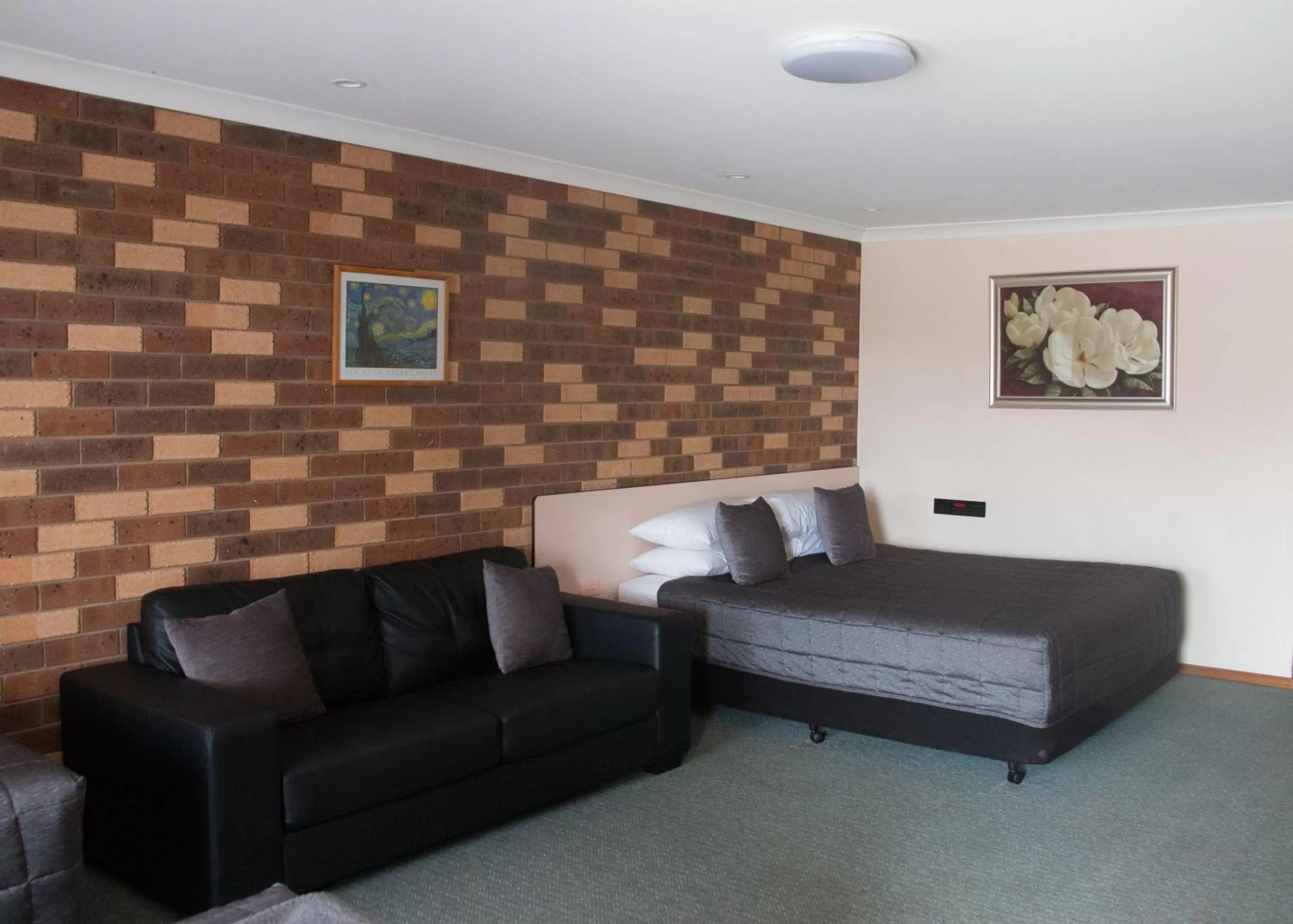 Seating area in Highway Inn Motel