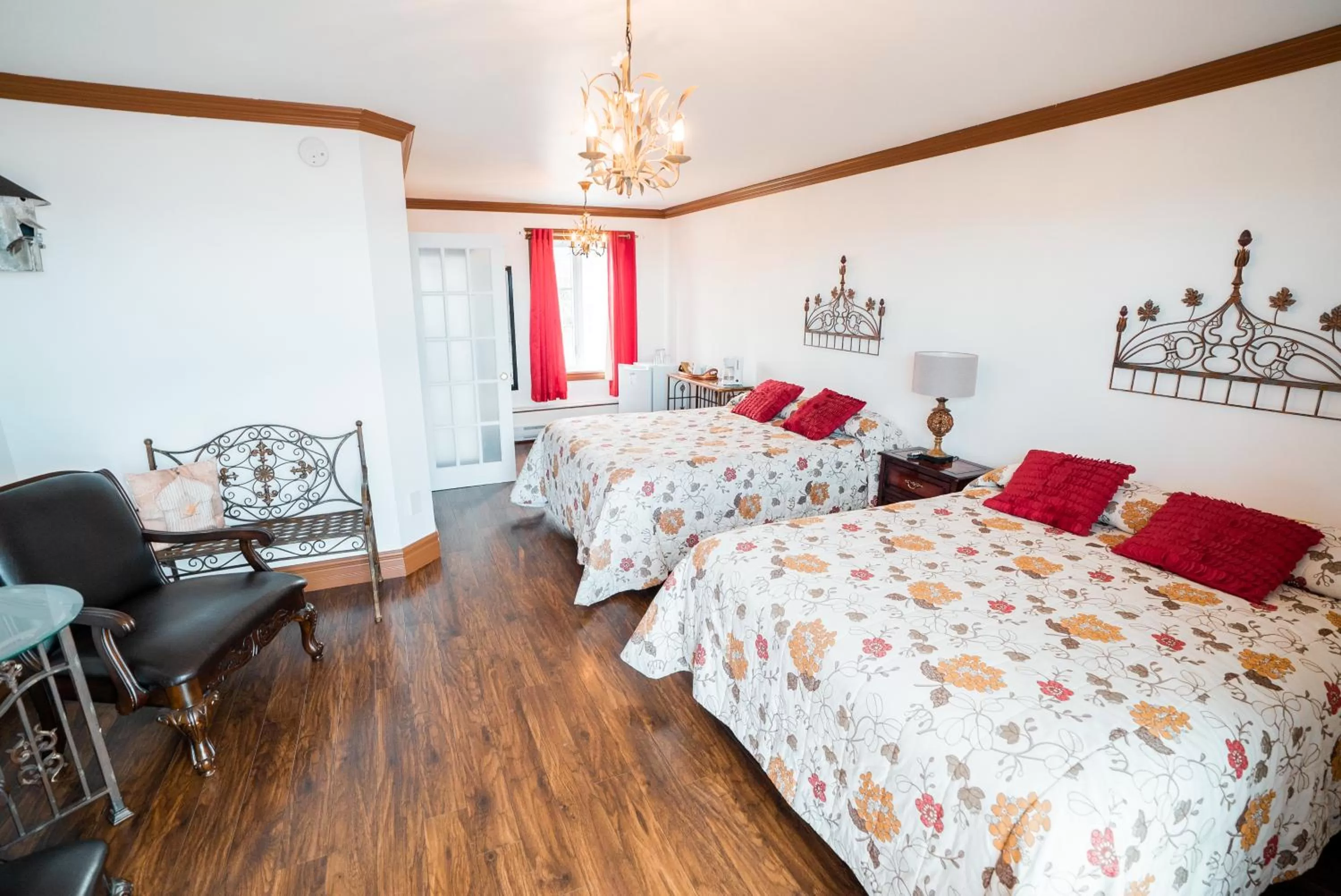 Photo of the whole room, Bed in Auberge du Vieux Faubourg