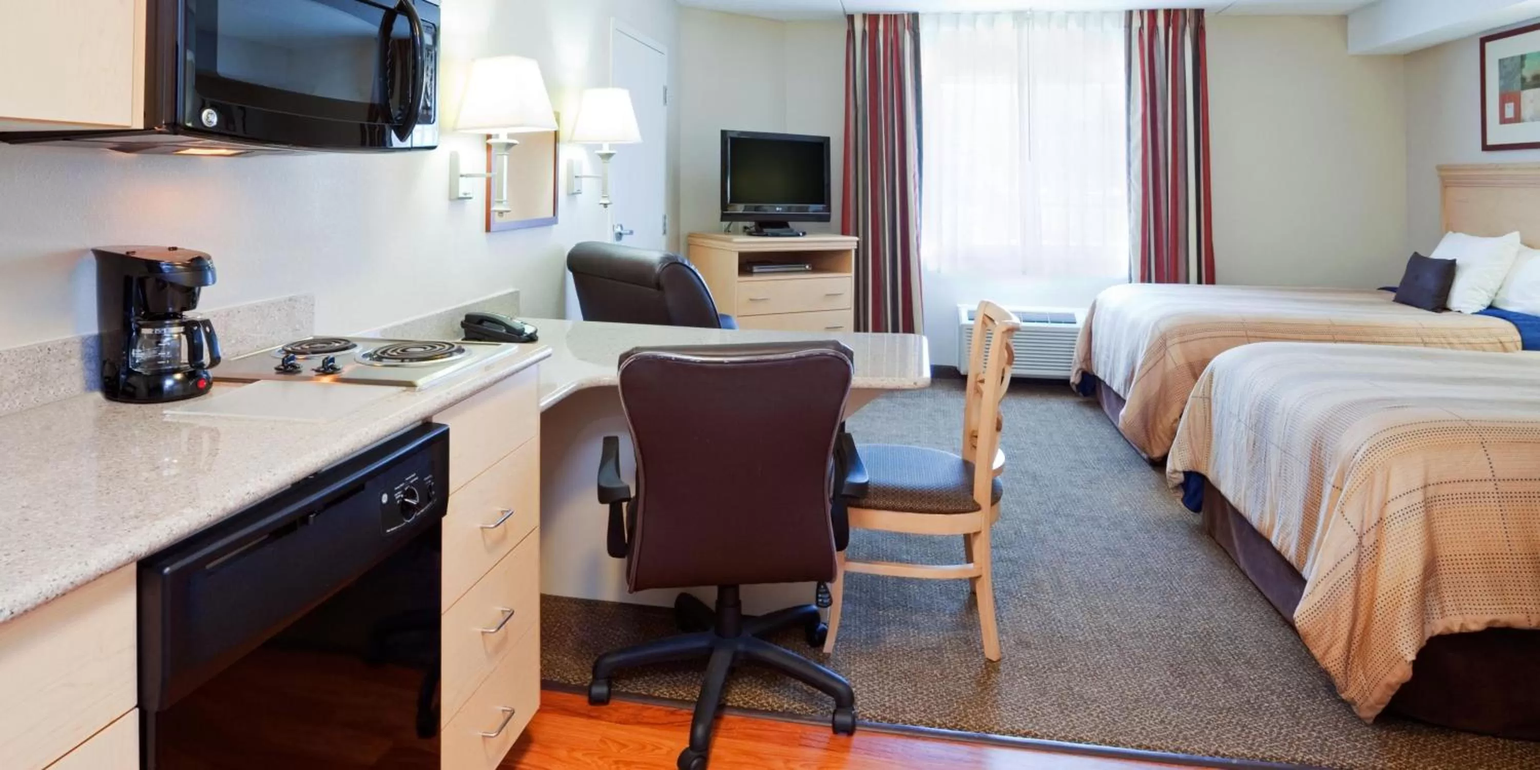 Photo of the whole room, Bed in Candlewood Suites Jacksonville by IHG