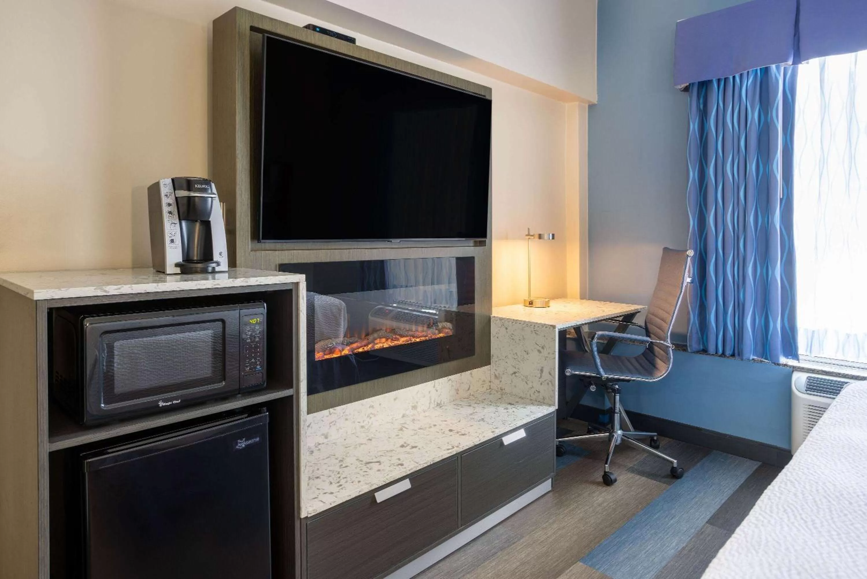 Photo of the whole room, Bed in Days Hotel by Wyndham North Bergen