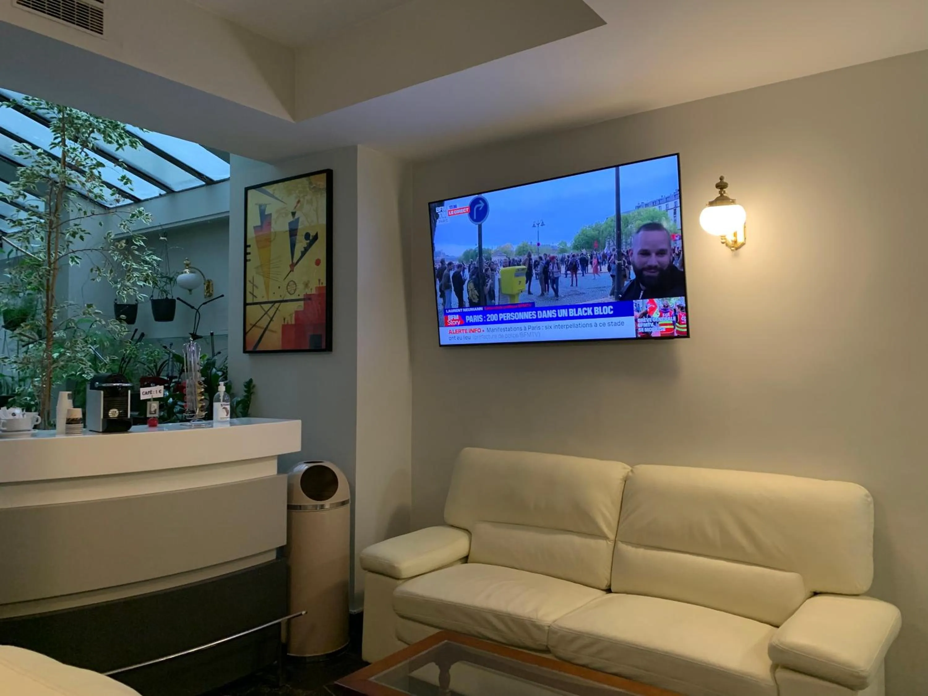 Communal lounge/ TV room in Hôtel Apollo Opéra