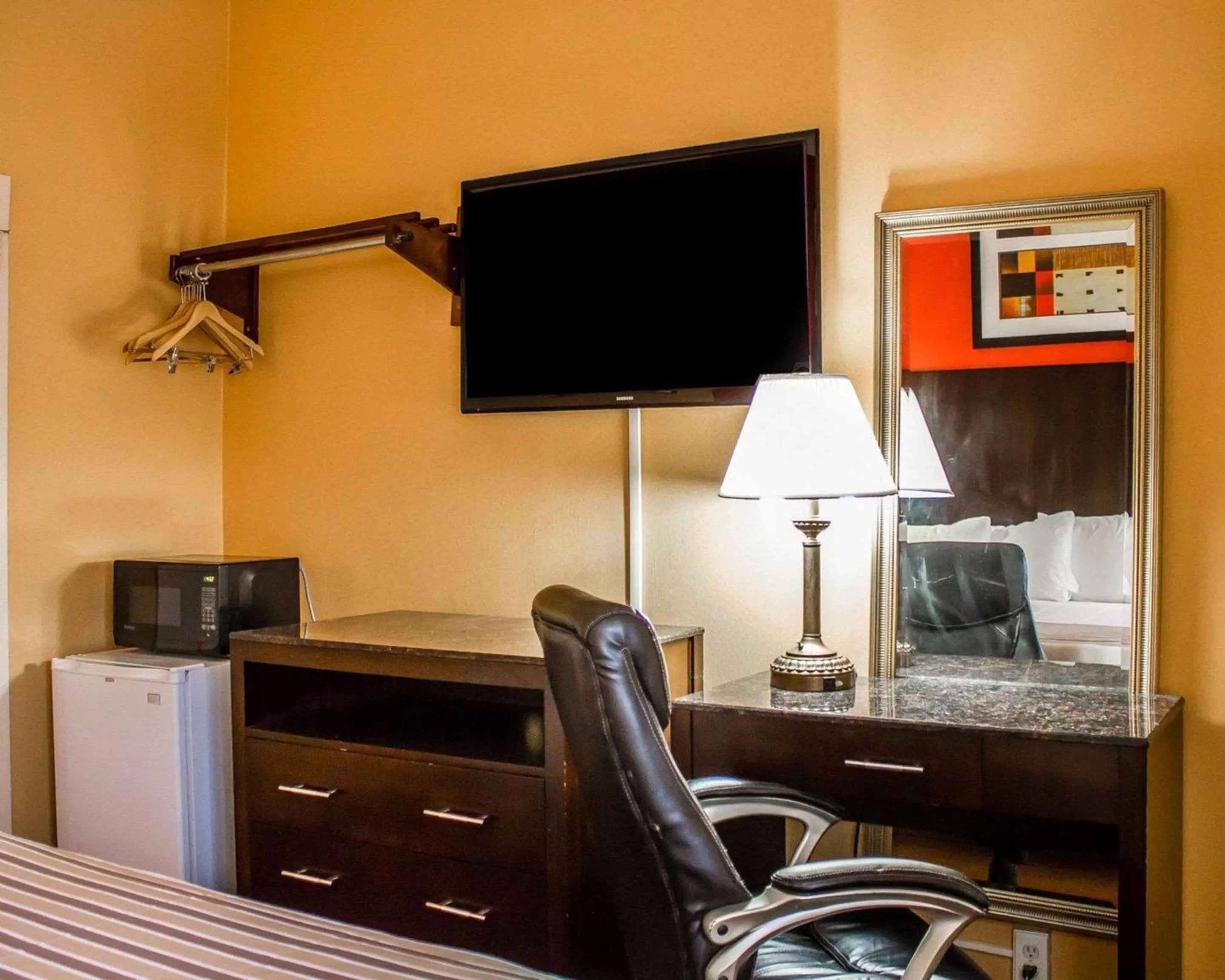 Photo of the whole room in Rodeway Inn MacArthur Airport