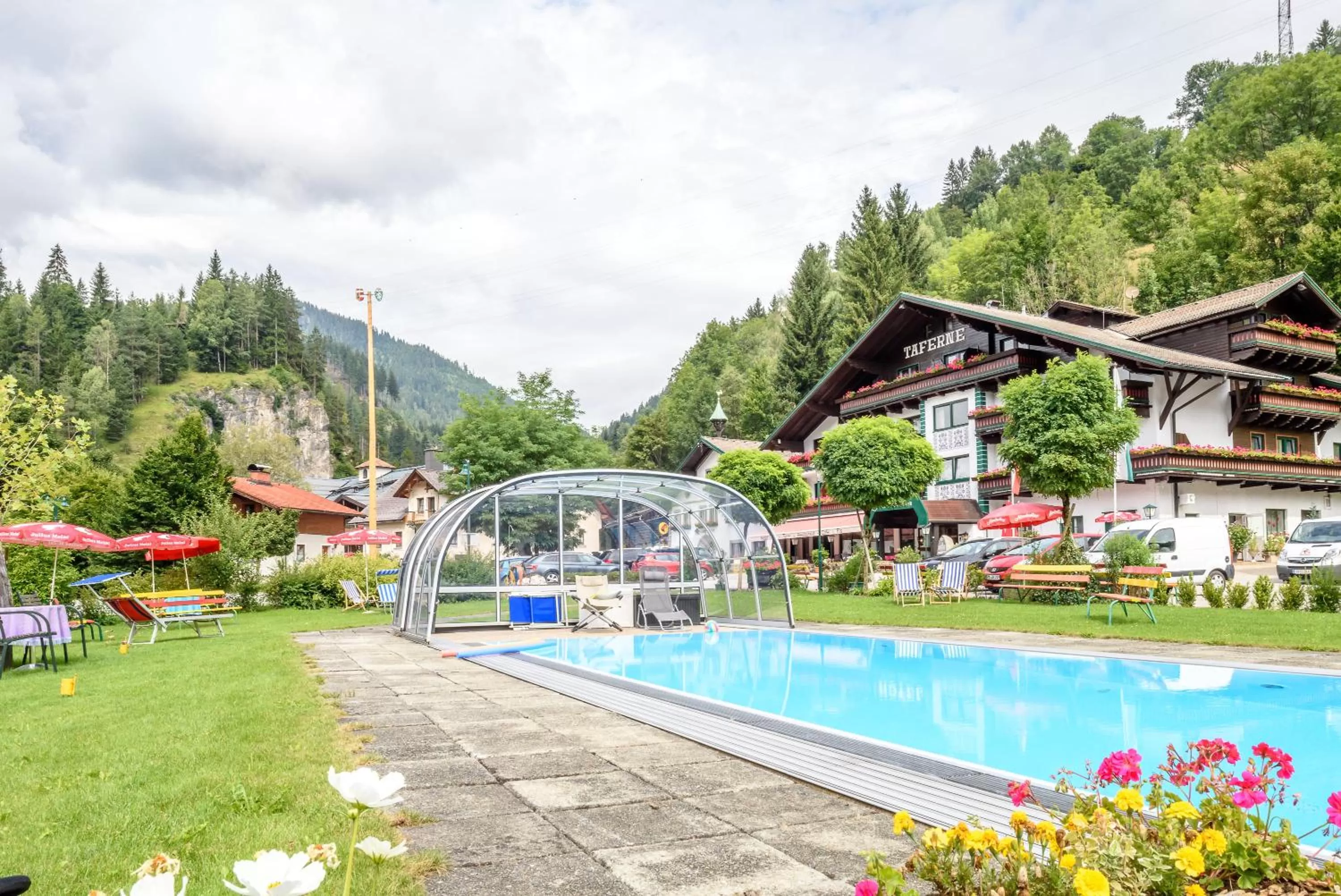Swimming pool in Hotel & Gasthof Taferne