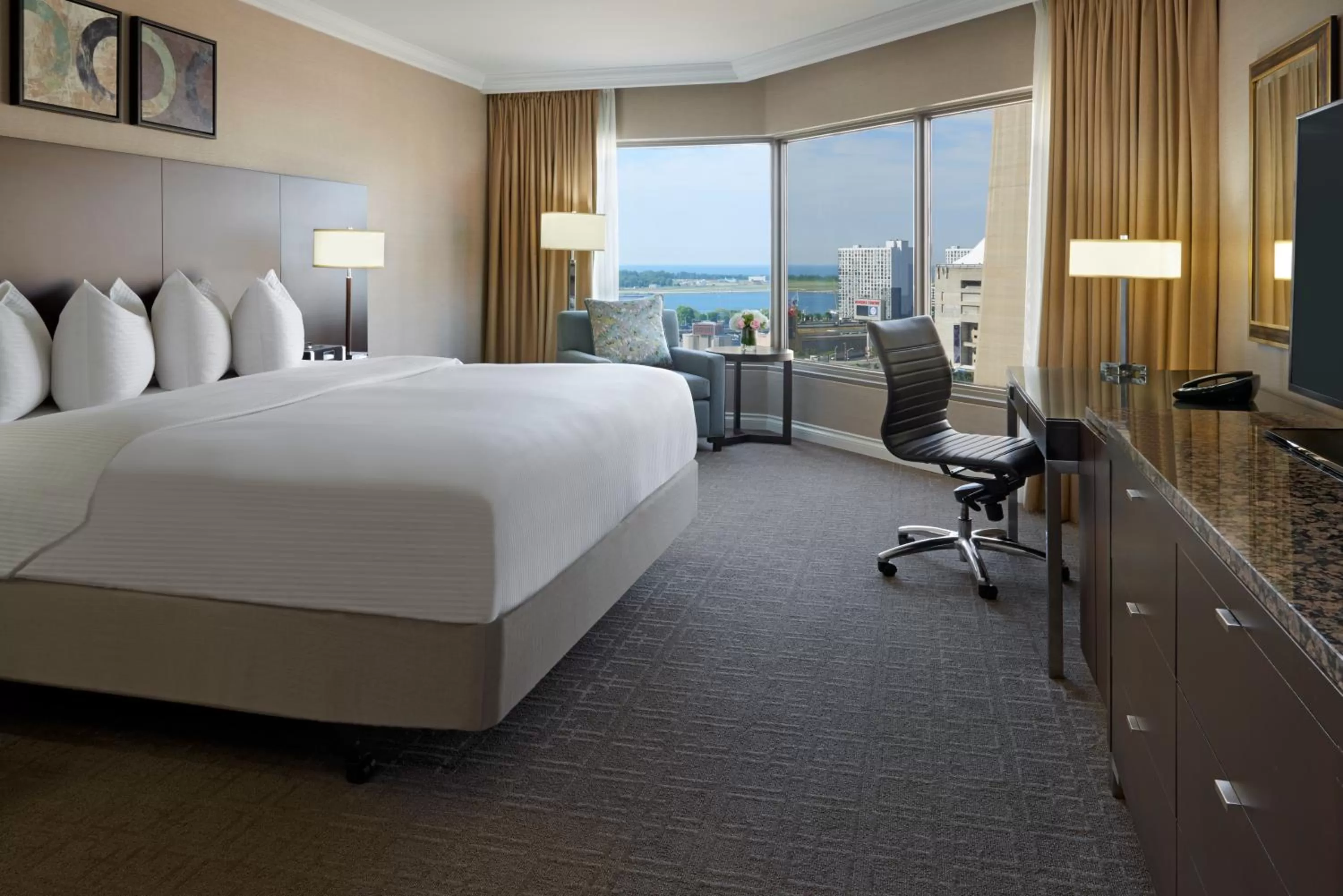 View (from property/room), Bed in InterContinental Toronto Centre by IHG