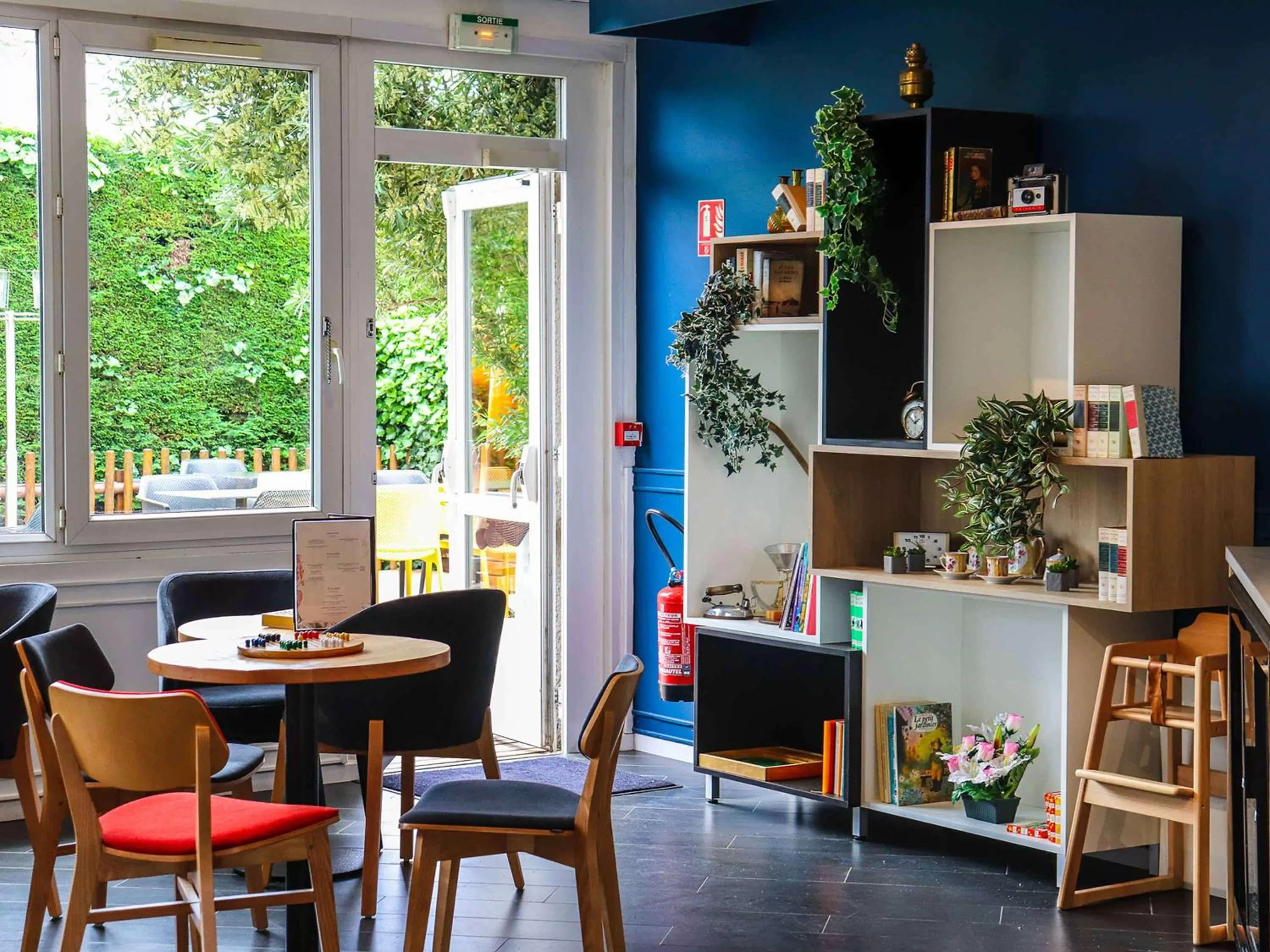 Lounge or bar in ibis Calais Car Ferry