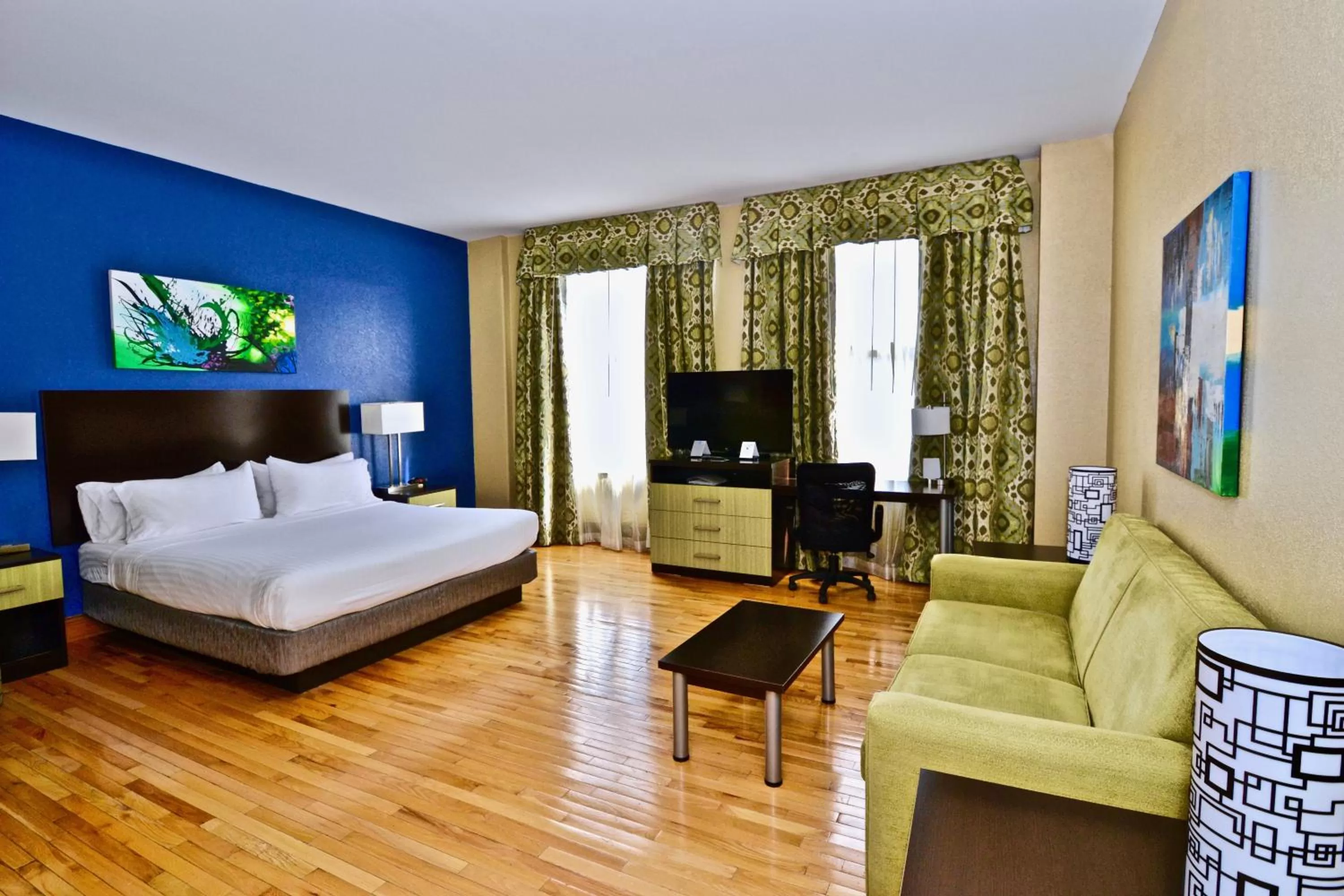 Photo of the whole room, Bed in Holiday Inn Express Cleveland Downtown by IHG