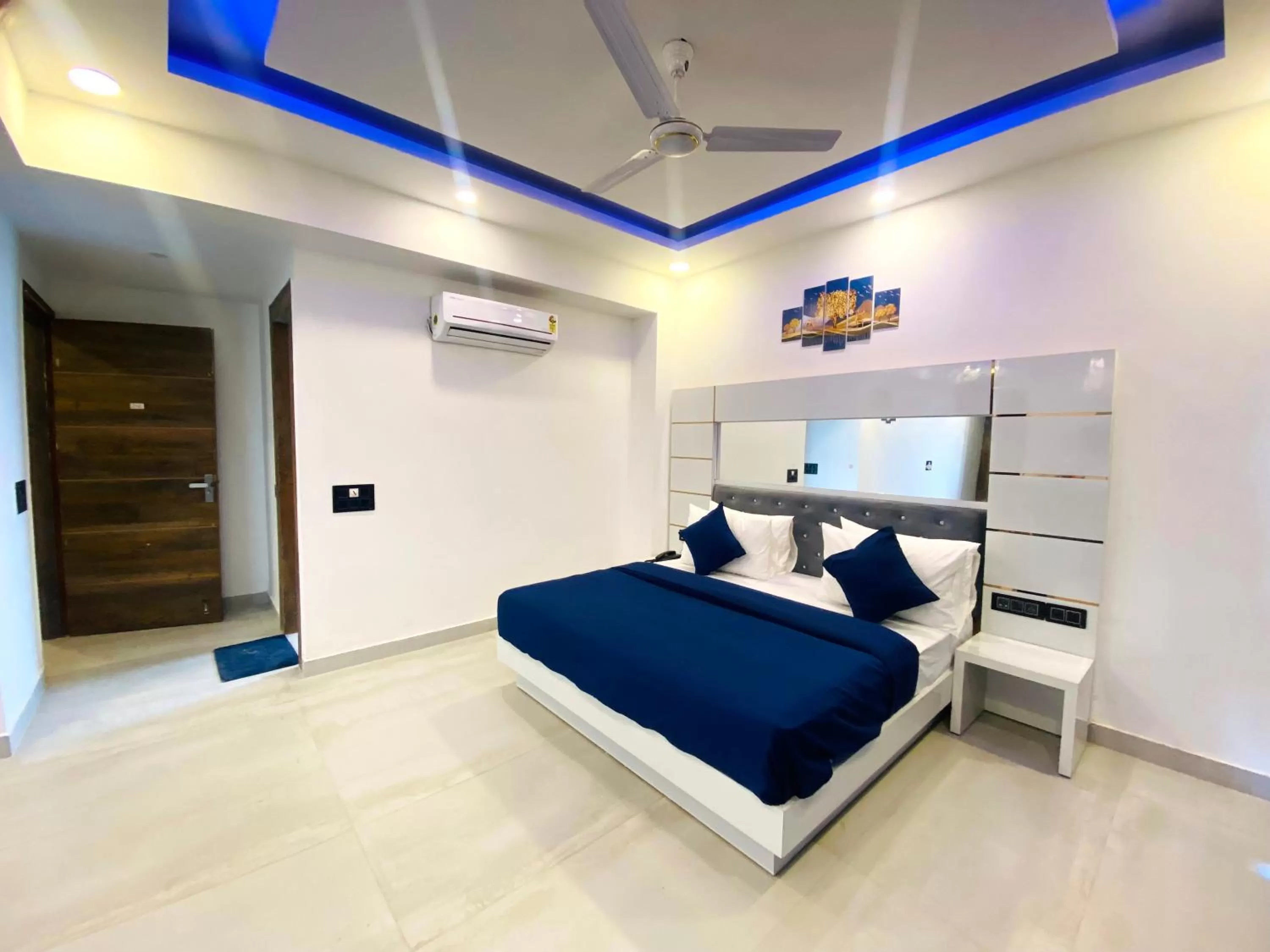 Bed in The Metro Stay By F9 Hotels-Near Sector 18 Metro Station Noida