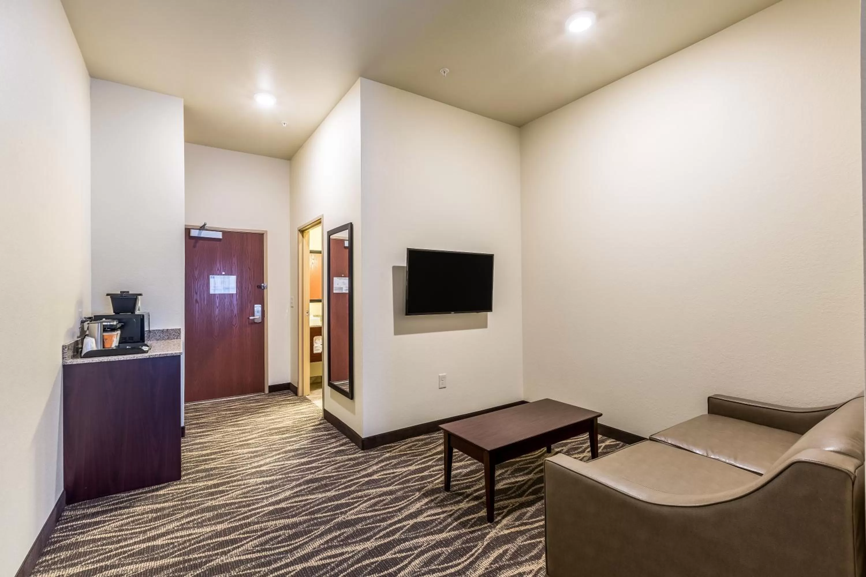 TV and multimedia in Cobblestone Hotel & Suites Hartford