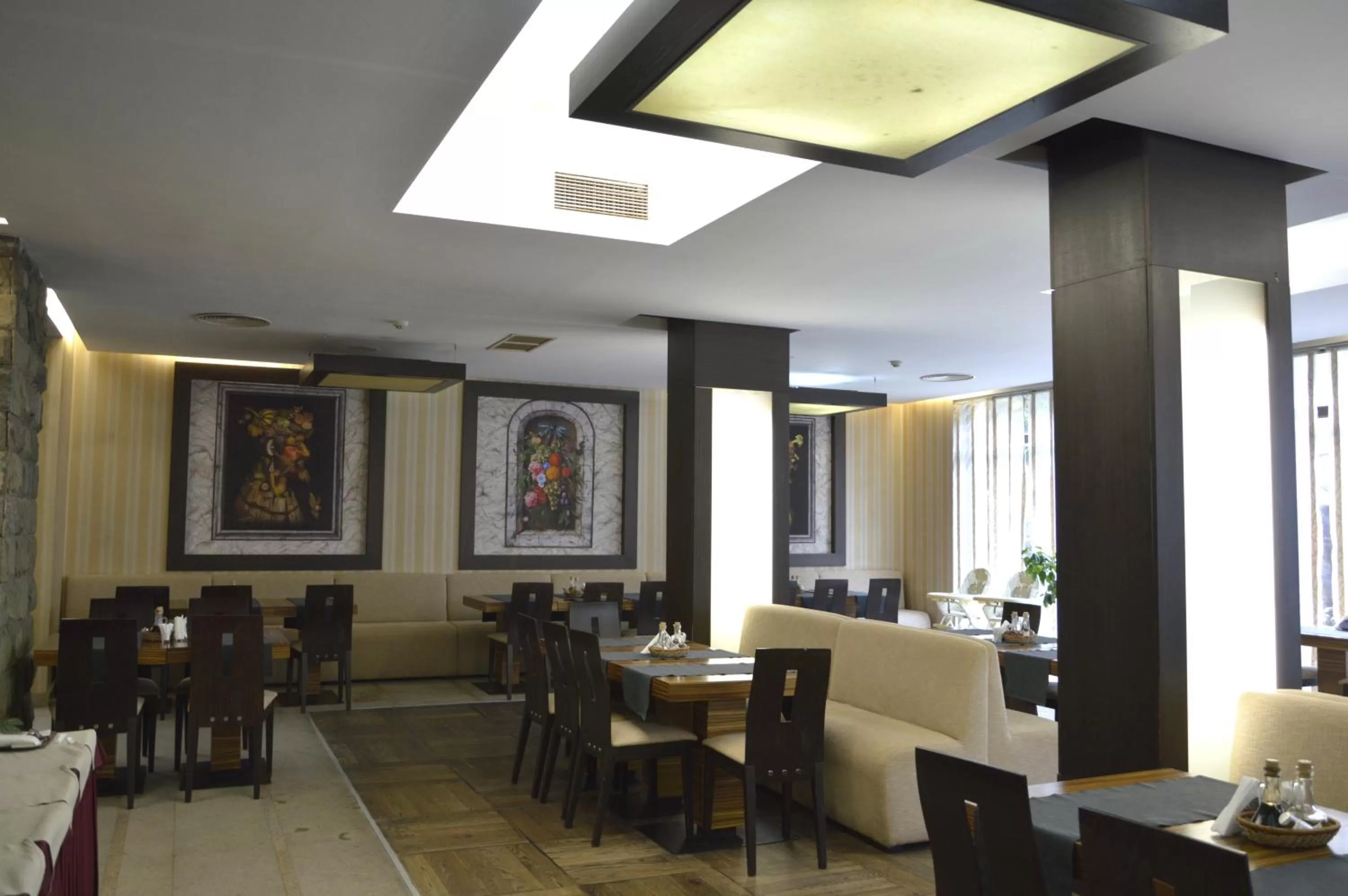 Restaurant/places to eat in Gardenia Park Hotel