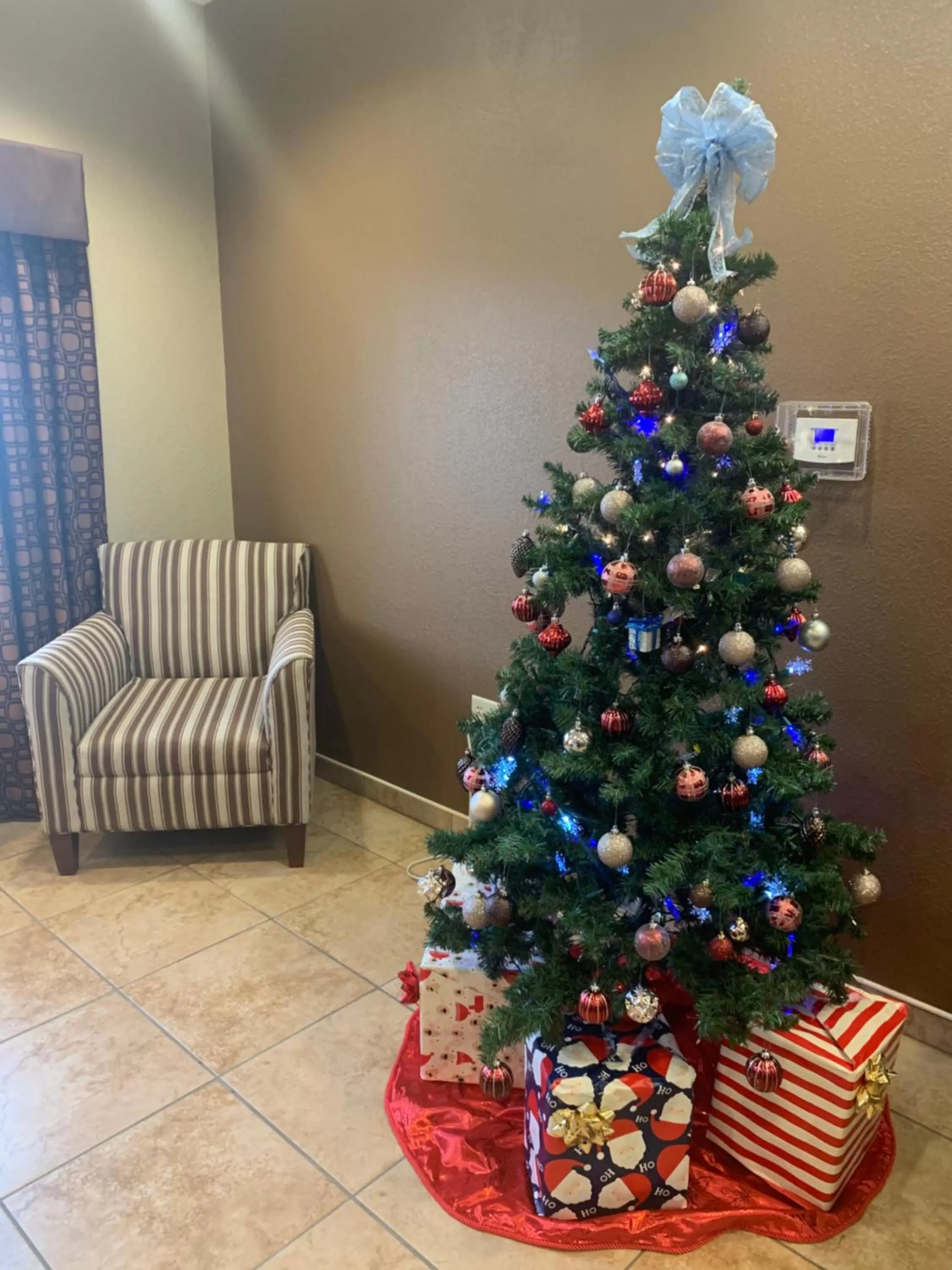 Seating area in Microtel Inn & Suites-Sayre, PA