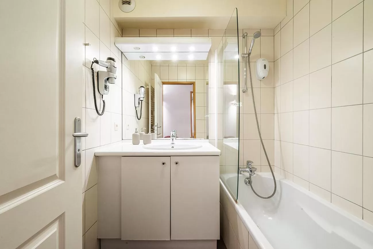 Bathroom in Eden Hotel, Apartments and Chalet Chamonix Les Praz