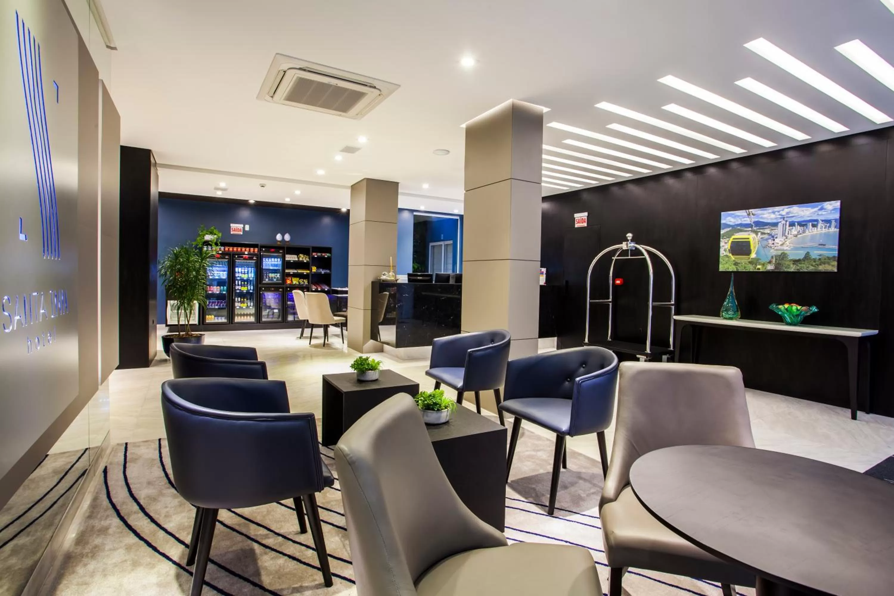 Lobby or reception in Santa Inn Hotel