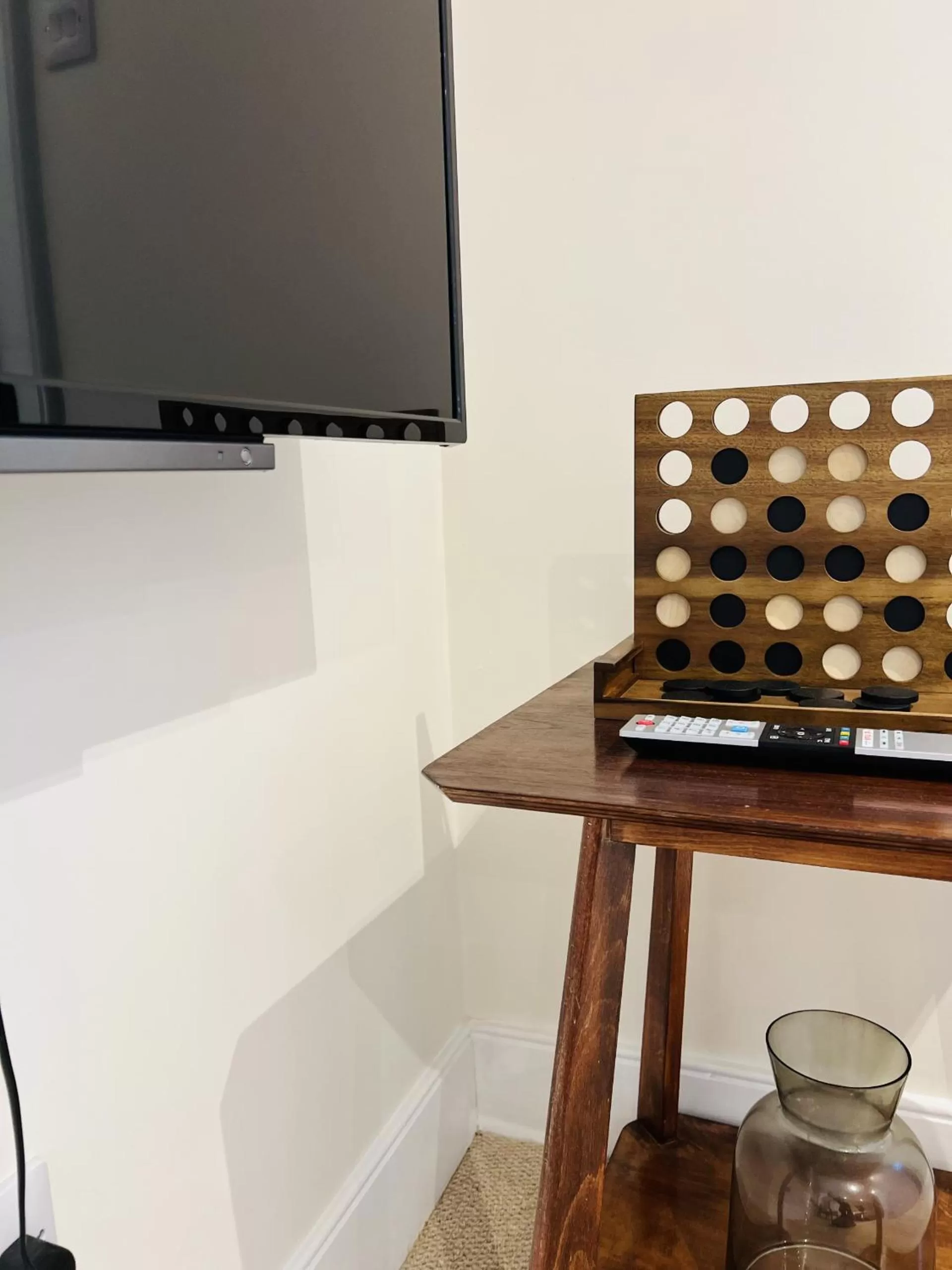 Bedroom, TV/Entertainment Center in St Duthus Villa Guesthouse