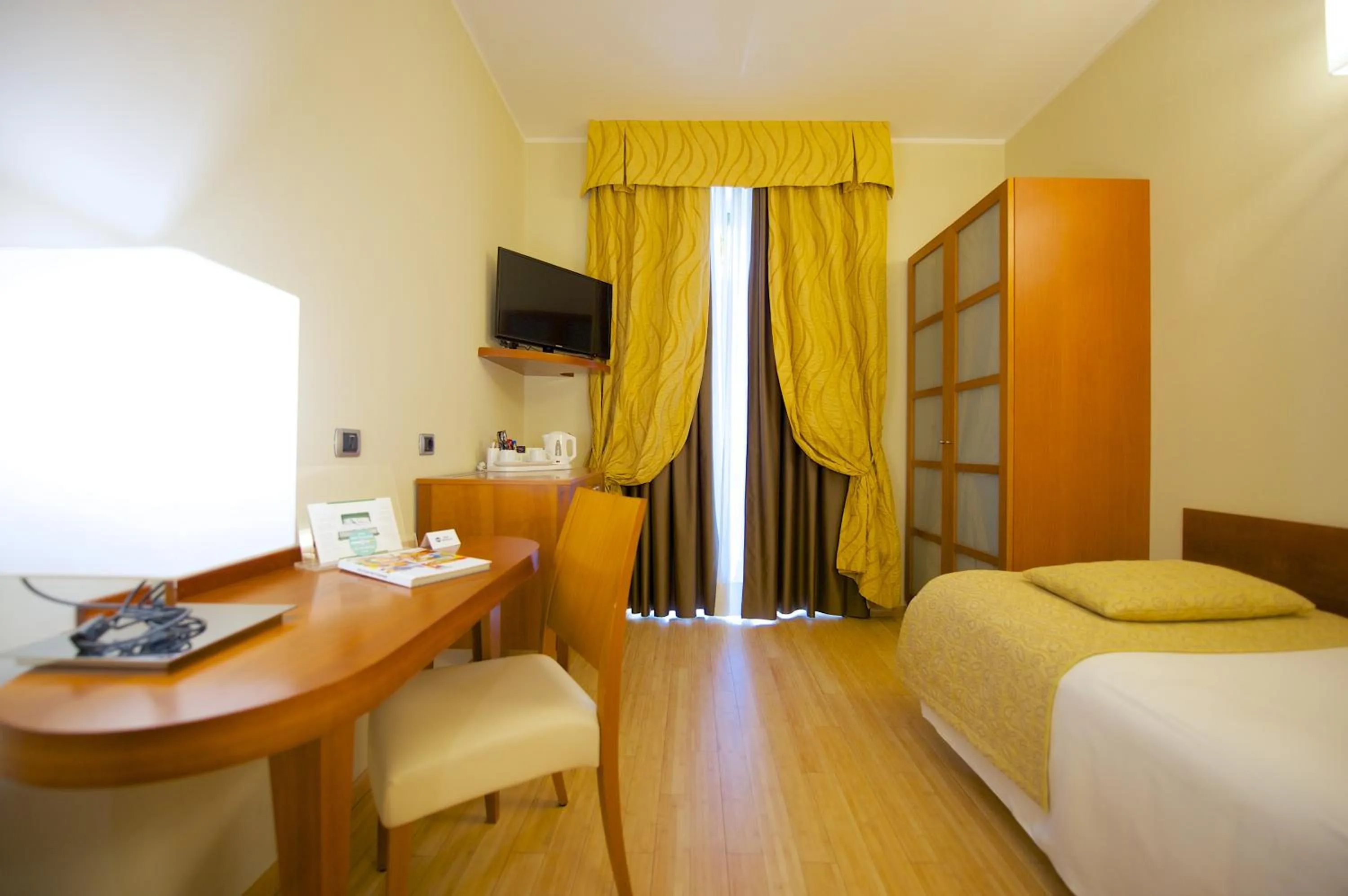 Photo of the whole room, Bed in Best Western Crystal Palace Hotel