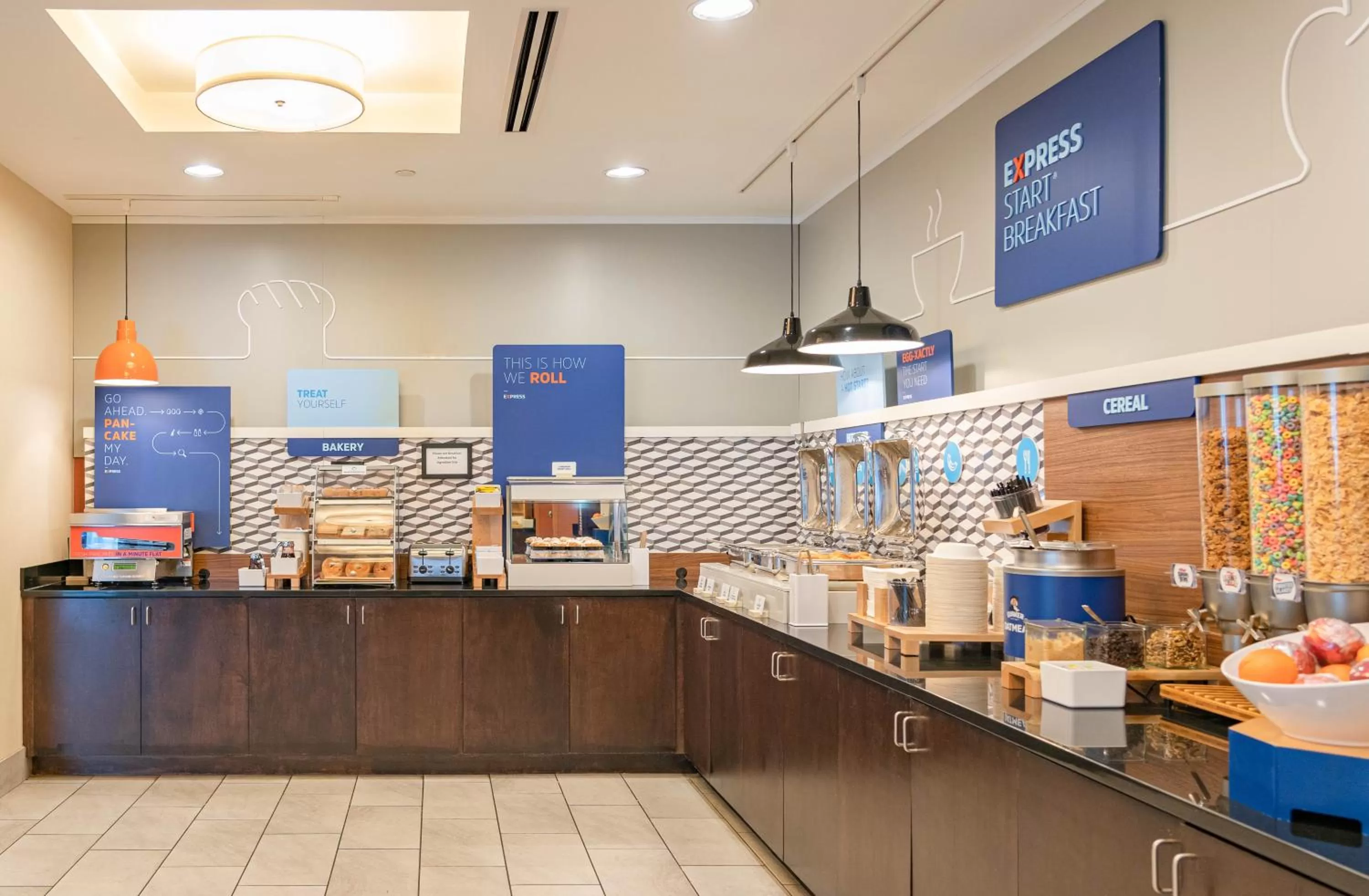 Breakfast in Holiday Inn Express & Suites Columbus - Easton Area by IHG