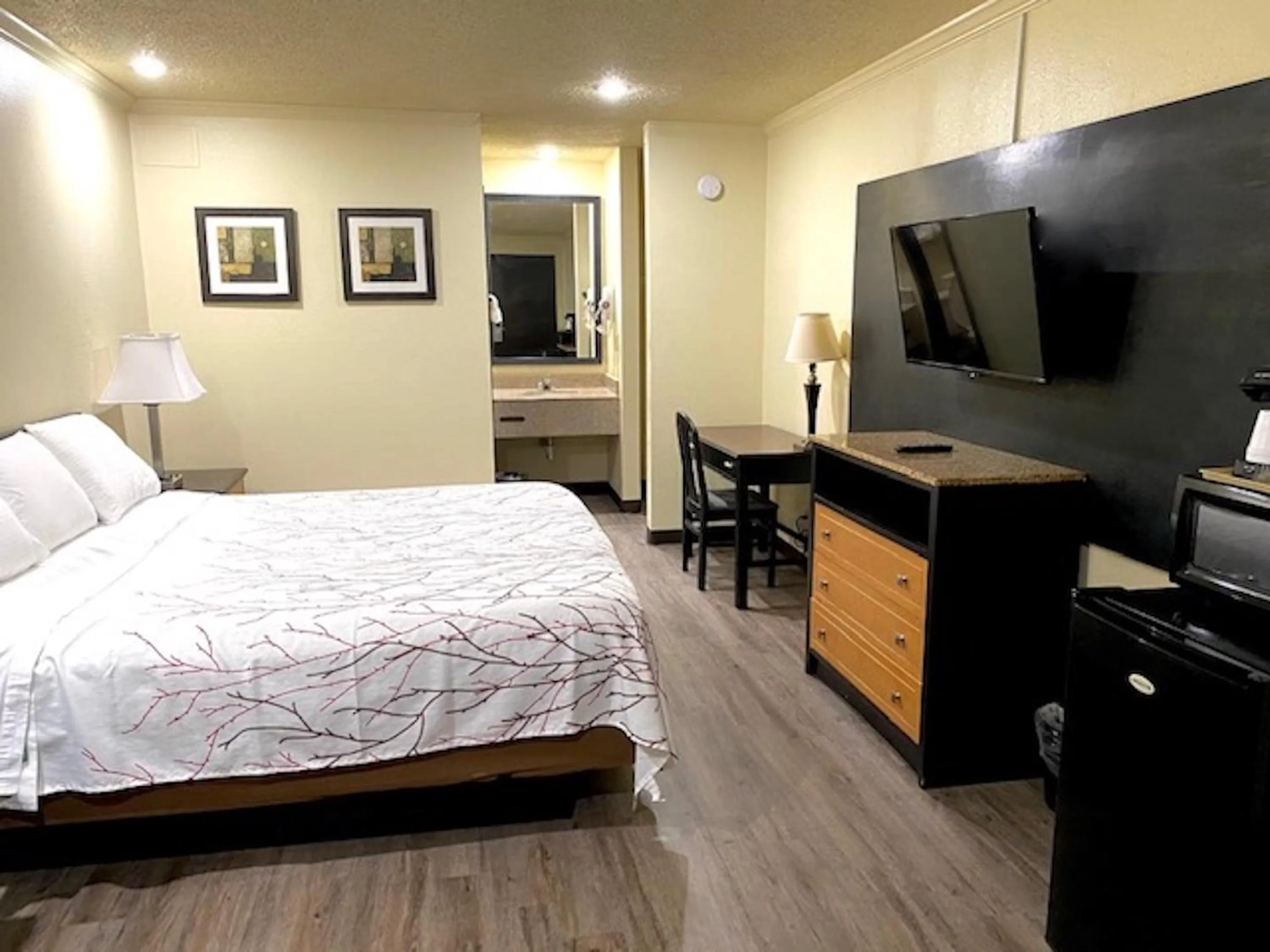 Bed in Travelers Inn Elizabeth City