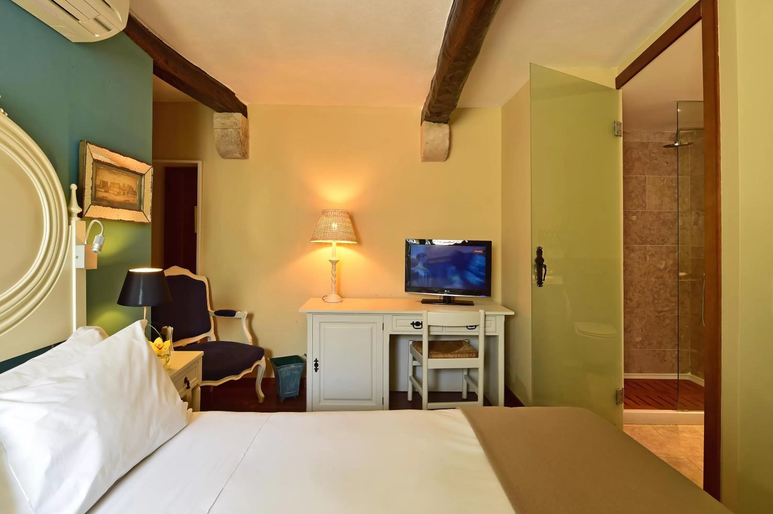 Photo of the whole room, Bed in Pousada Castelo de Obidos