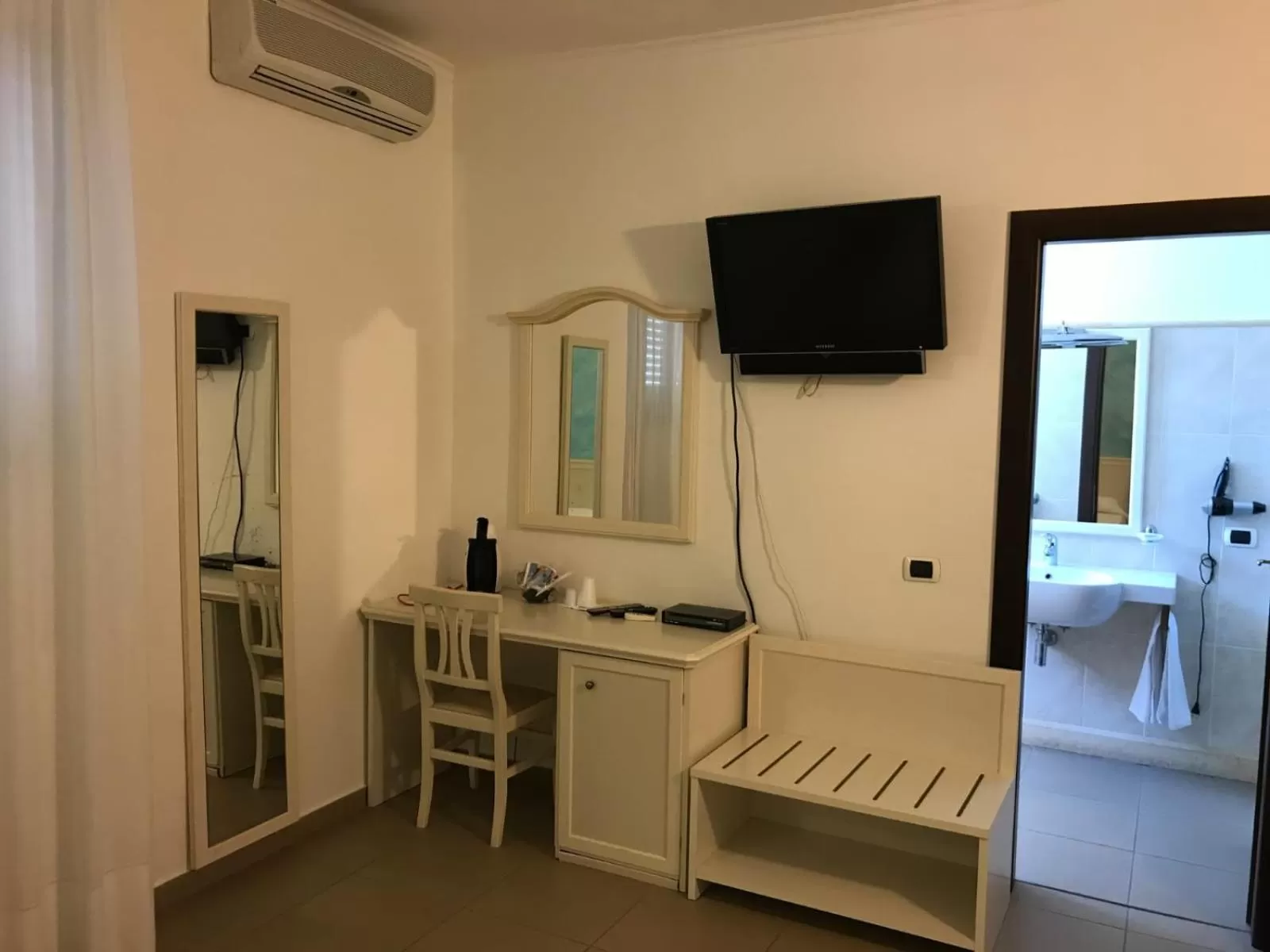 TV/Entertainment Center in Pescasubacquea