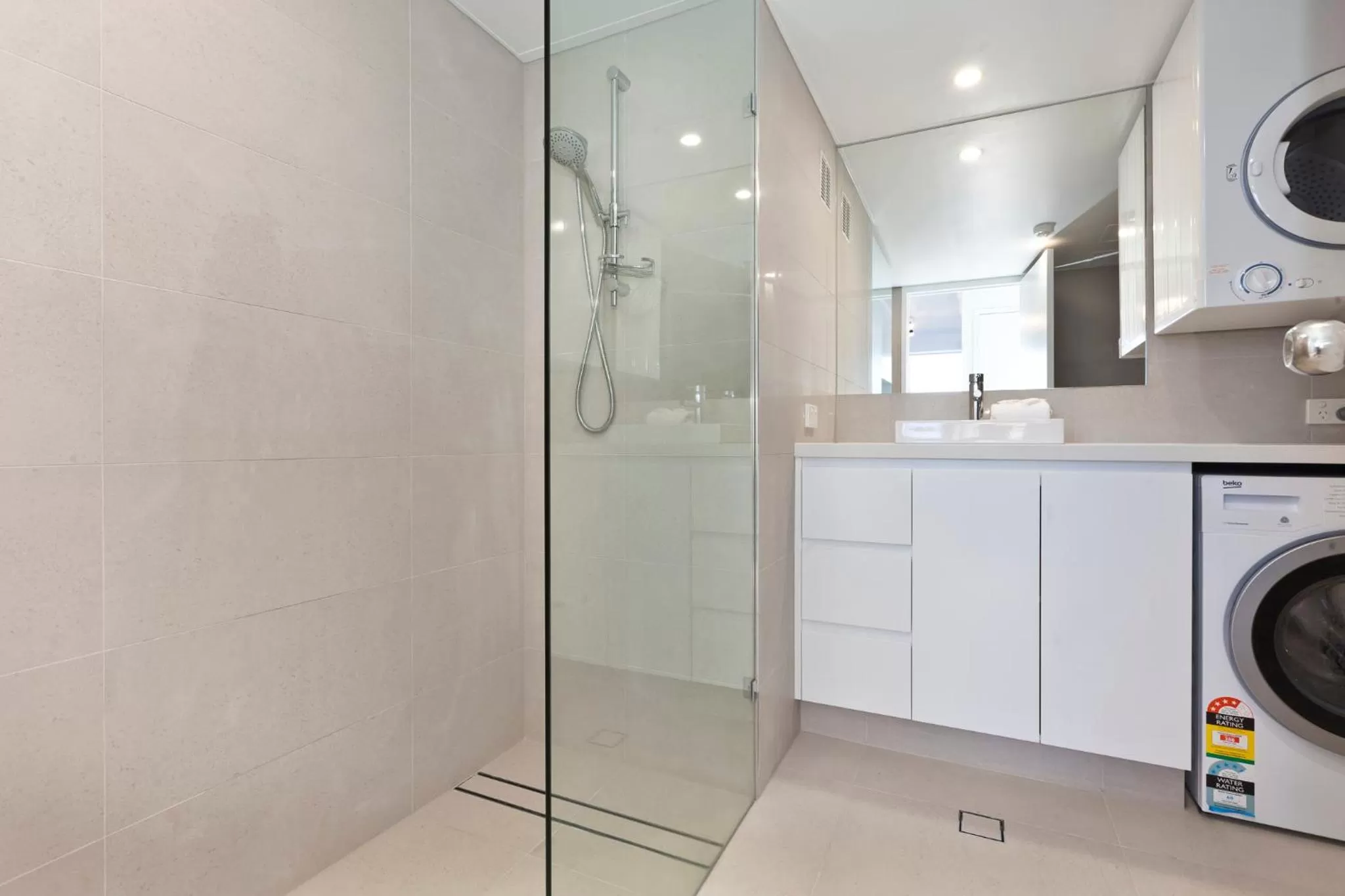 Shower in Surf Regency