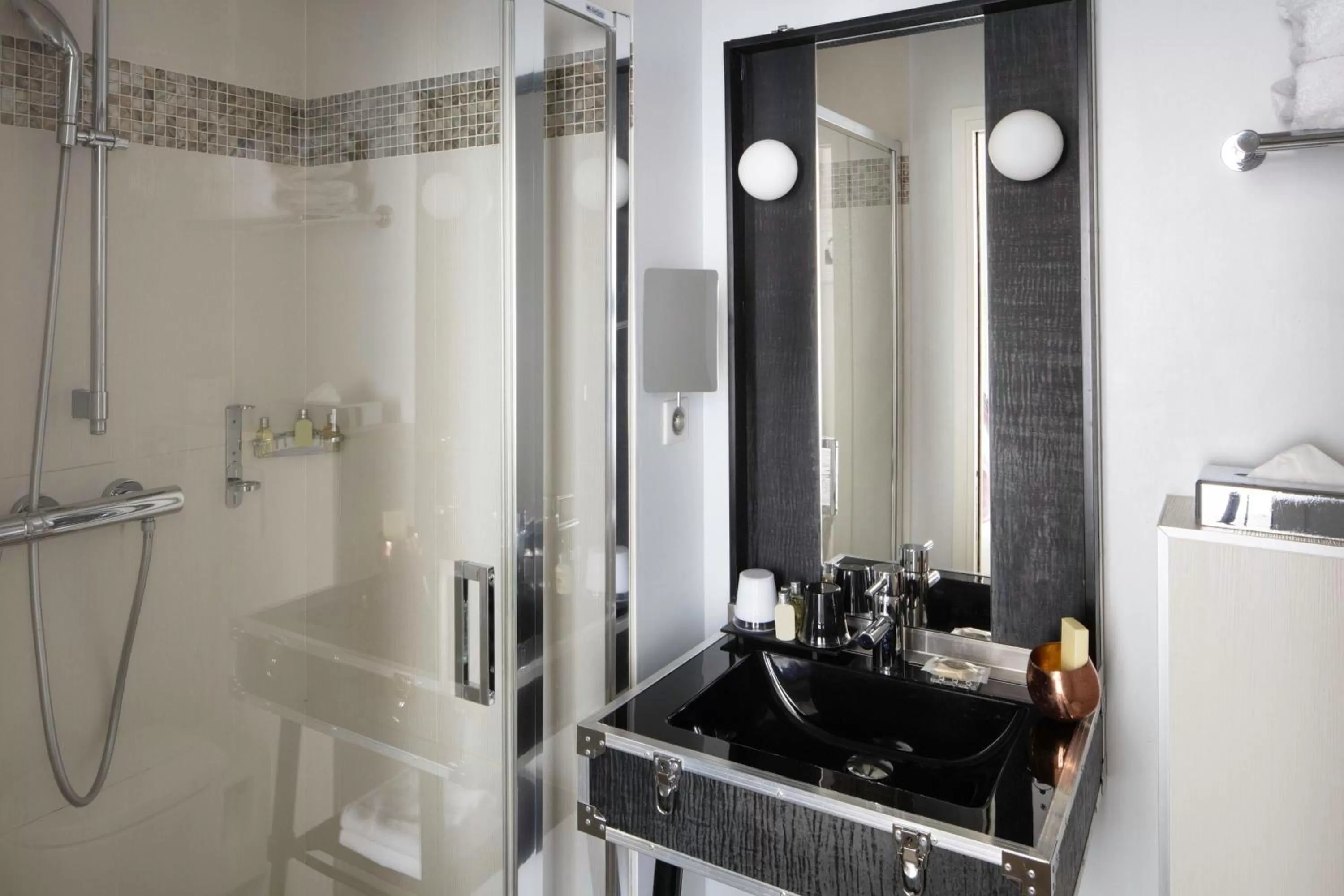 Bathroom in Le 123 Sébastopol - Astotel