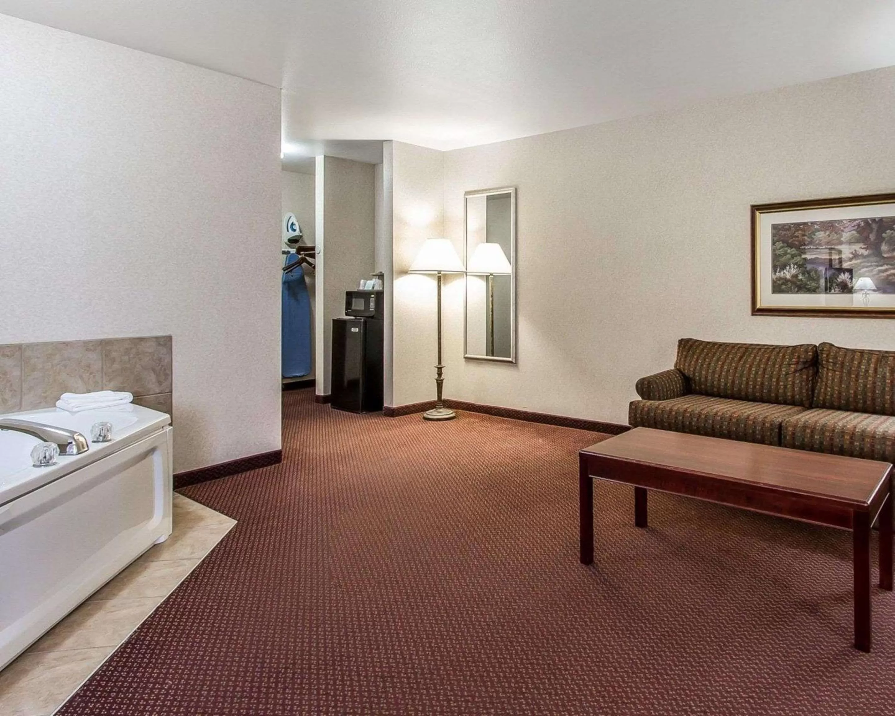 Photo of the whole room, Bed in Quality Inn & Suites Fort Madison near Hwy 61