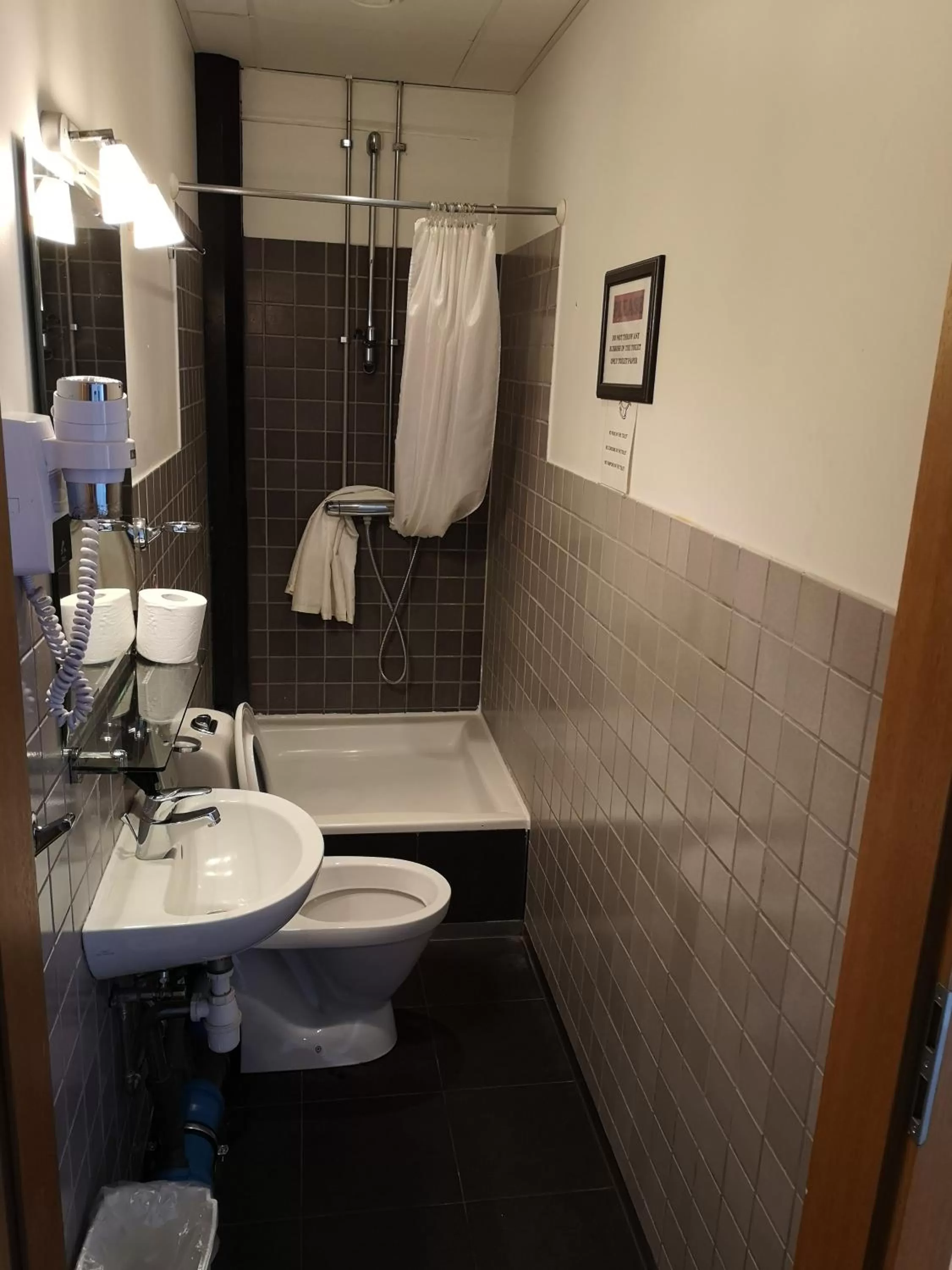 Toilet in 101 Guesthouse Hotel