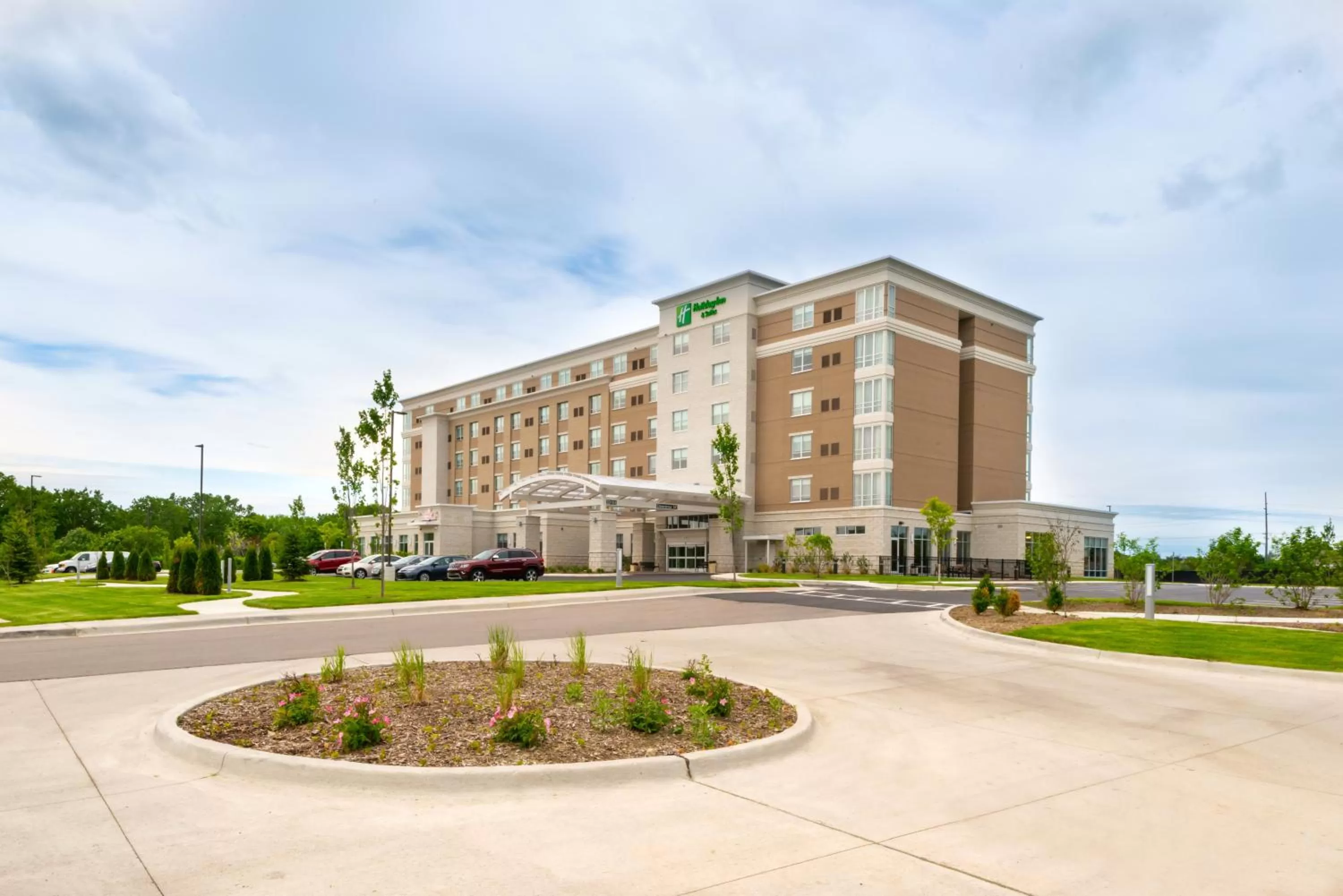 Property building in Holiday Inn & Suites - Farmington Hills - Detroit NW by IHG