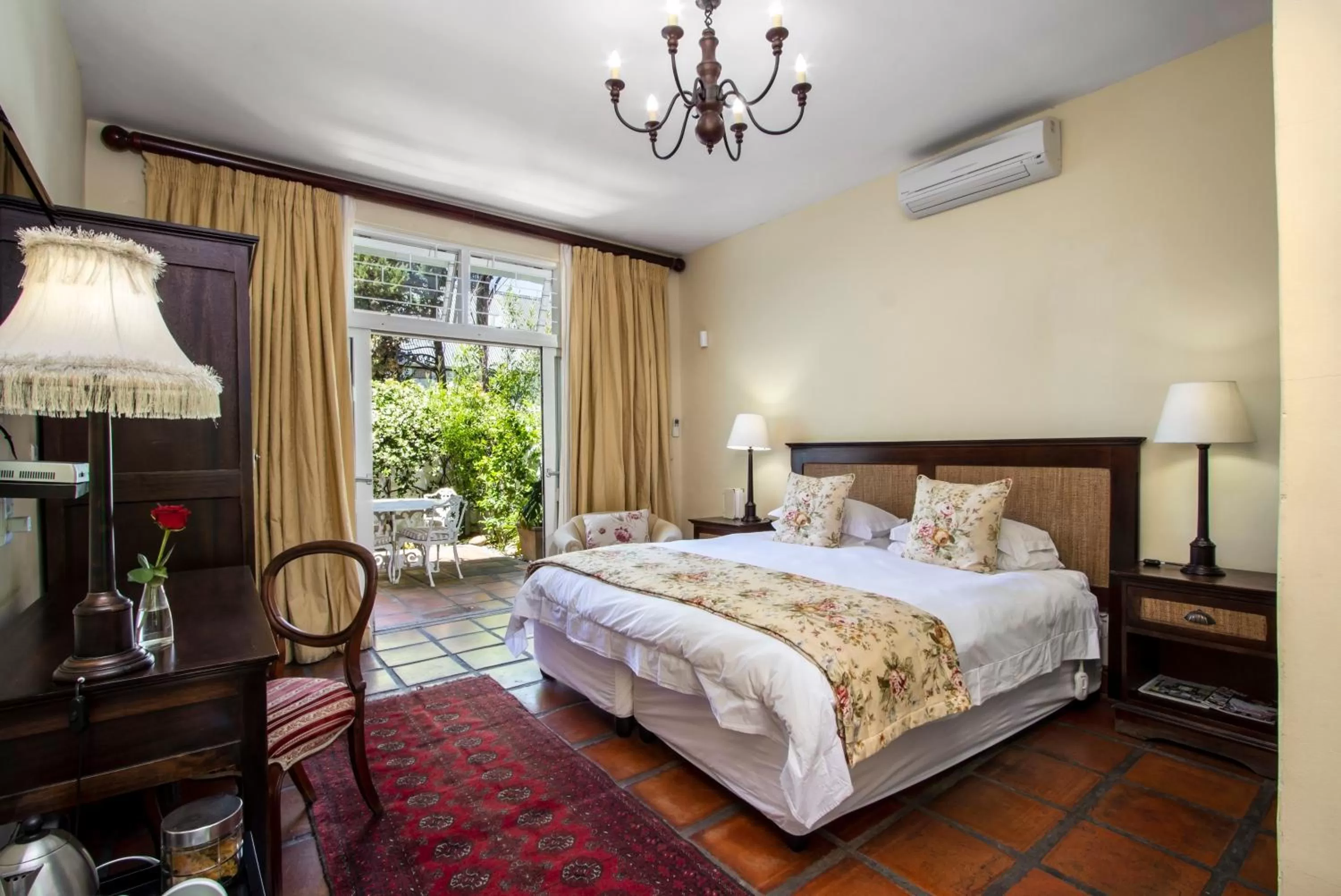 Photo of the whole room, Bed in De Hoek Manor