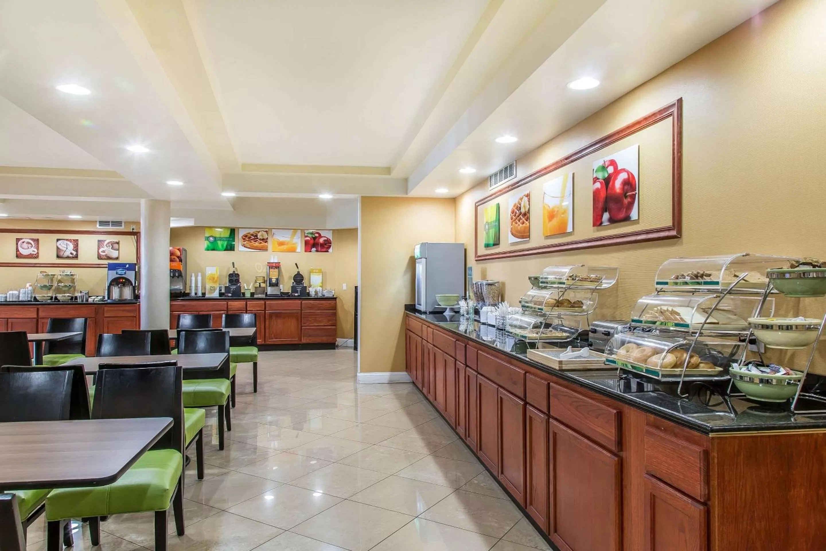 Restaurant/places to eat in Quality Inn & Suites Middletown - Newport
