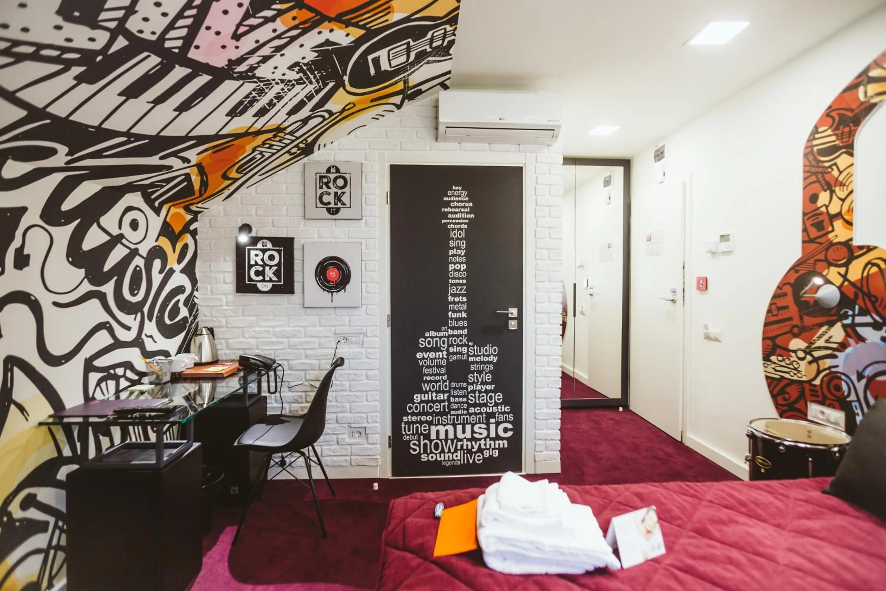 Photo of the whole room in Lol et Lola Hotel