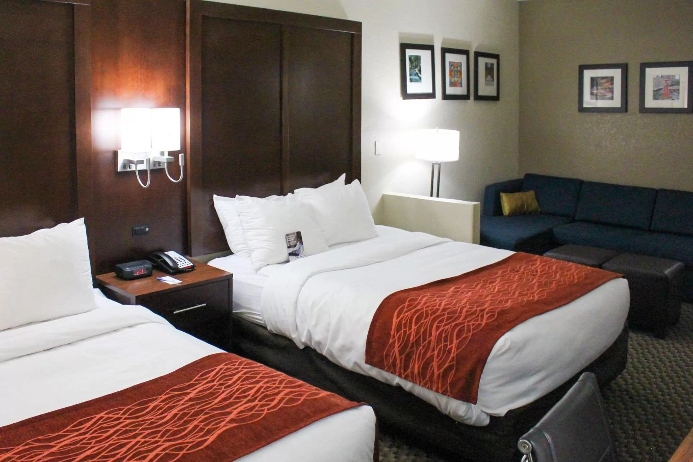 Photo of the whole room, Bed in Comfort Inn & Suites Near Six Flags & Medical Center